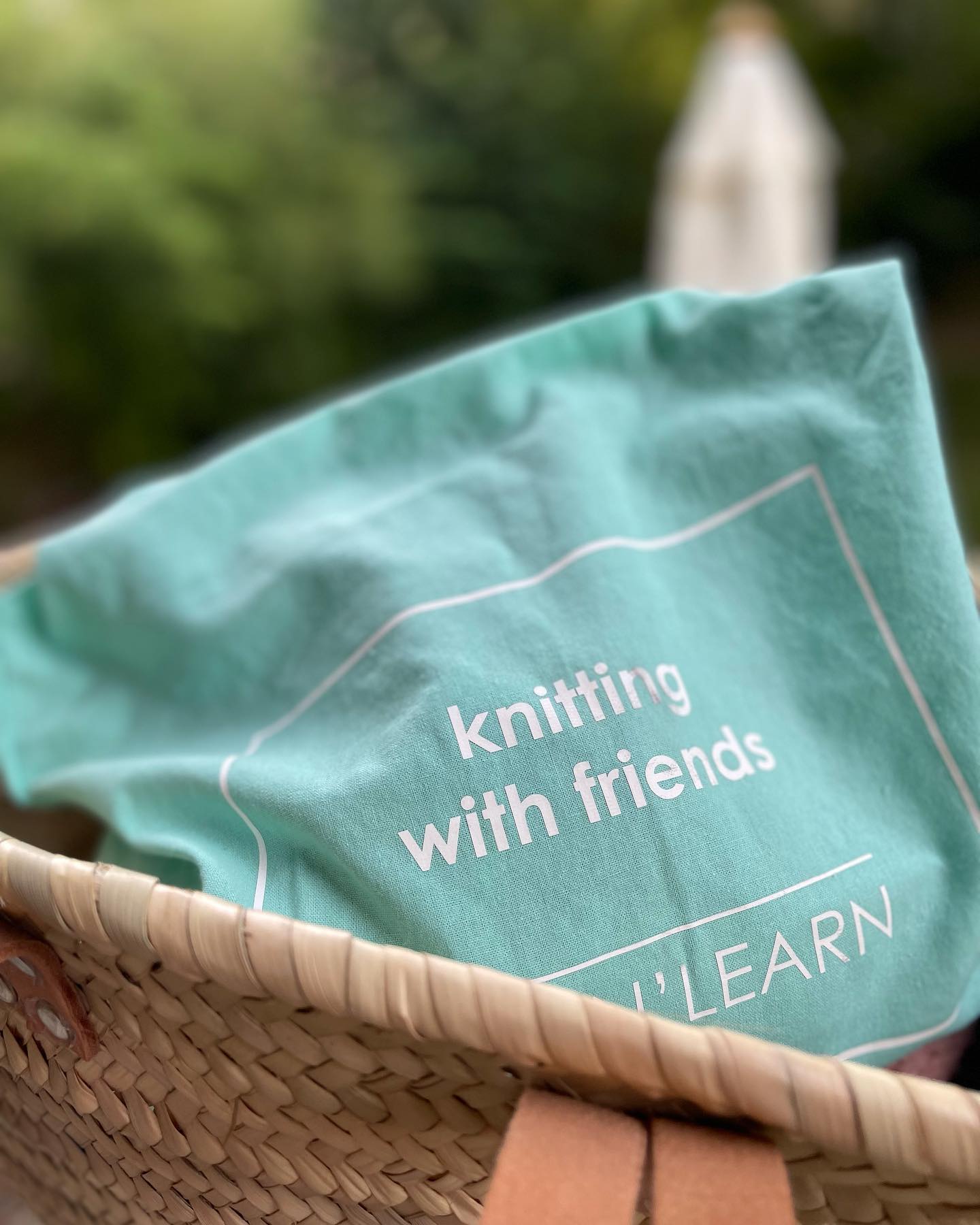 KNIT N’MEET
Gestern war es wieder so weit - wir waren erstaunt wieviele in den „Sommerferien“ den Weg ins Mokka-Rubin gefunden haben (sogar von ganz weit weg @wolle7.ch schön, dass Du vorbeigekommen bist). Man merkt, dass wir alle, das so vermisst haben in dieser Corona-Zeit.
Möchtest Du auch mal mit dabei sein? Wir freuen uns auf Dich - auch NichtstrickerInnen sind herzlich willkommen.
Merke Dir schon mal den 27. August 2021 vor - dann ist es wieder soweit.
Danke an unsere Homebase @mokka_rubin .
#mokkarubinolten #knitnmeet #olten #knittingwithfriends #knit #handmade #nieknitwear #knitwearolten #diy #friends #knittingismyyoga #knittinginspiration #pattern #workshops