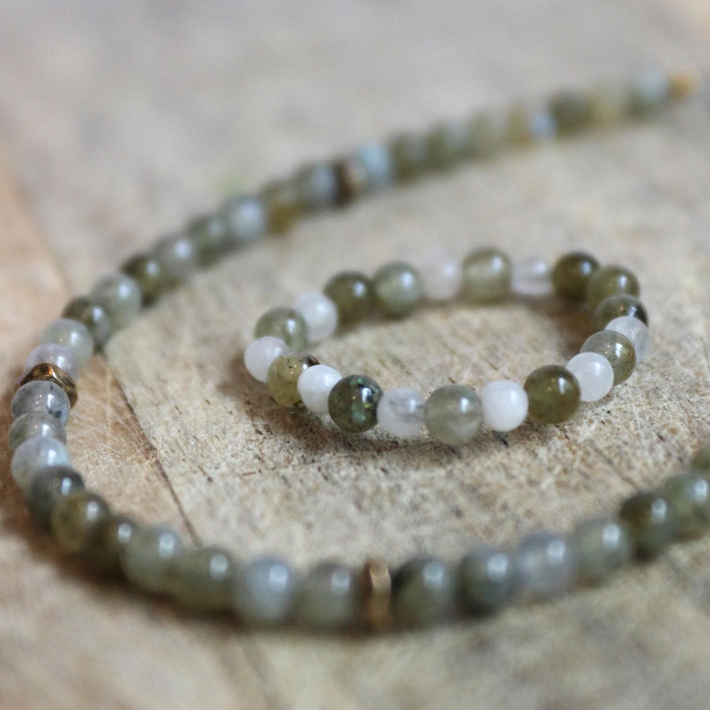 Aktuell werde ich von diesem Stein wie magisch angezogen. Er steht im Schaufenster bei welchem ich stehen bleibe - er ist die Wahl wenn ich zu meinen Halsketten greife & plopt auch immer wieder in meinem Instafeed auf.. Der Labradorit. Er ist bekannt für seine schützenden und ausgleichenden Eigenschaften. Er hilft negative Energien abzuwehren und das Selbstvertrauen zu stärken. Er hilft Ängste abzulegen, fördert die Intuition und Kreativität - was zu einem lebendigeren und spontanen Lebensweise verhelfen kann. Yes i love it! 🧚🏻