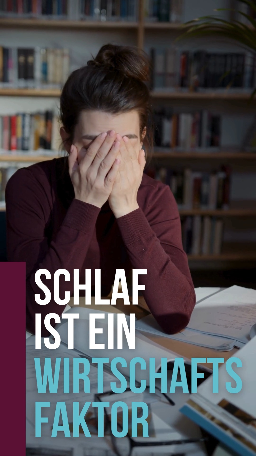 🏢 Was schlechter Schlaf Unternehmen wirklich kostet
(und warum man es oft zu spät merkt)
In unserer Arbeit sehen wir immer wieder dieselben Muster:
• Mitarbeitende, die funktionieren – aber nicht regenerieren
• Führungskräfte, die dauerhaft „on“ sind – aber innerlich leer
• Teams, die gereizter, unkonzentrierter und fehleranfälliger werden
• steigende Krankenstände, besonders im Winter
Oft wird an Stressmanagement, Motivation oder Resilienz gearbeitet.
Der Schlaf bleibt unbeachtet.
Dabei zeigt die Psychoneuroimmunologie klar:
👉 Schlafmangel verschiebt das gesamte System – Nervensystem, Hormone, Immunsystem, Stoffwechsel.
Das Ergebnis ist kein plötzlicher Ausfall, sondern ein schleichender Leistungsabfall.
Still. Teuer. Und lange unbemerkt.
Deshalb setzen wir im Schlaf-Modul nicht auf „Tipps“,
sondern auf Verstehen, Erkennen und gezielte Reset-Strategien, die im Arbeitsalltag realistisch umsetzbar sind.
Im letzten Beitrag zeigen wir, wie wir Schlaf im Unternehmen praktisch angehen.
#BetrieblichesGesundheitsmanagement #CorporateHealth #GesundFühren #NewWorkHealth #Schlafmangel
#Leistungsfähigkeit