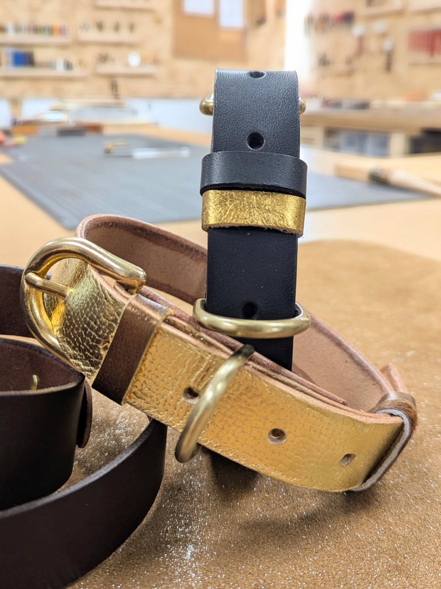 Allez hop, c'est reparti pour quelques photos !
Moins présente sur les réseaux ces derniers temps, mais toujours bien active à l’atelier !!!
Je reviens tranquillement pour partager avec vous les jolies ceintures et BELLE NOUVEAUTE, les colliers de chiens fabriqués par Vincent, Alex et Havana...
Qu'en pensez-vous ?
Bonne soirée
Marion
#colliercuir #ceinturecuir #collierchien