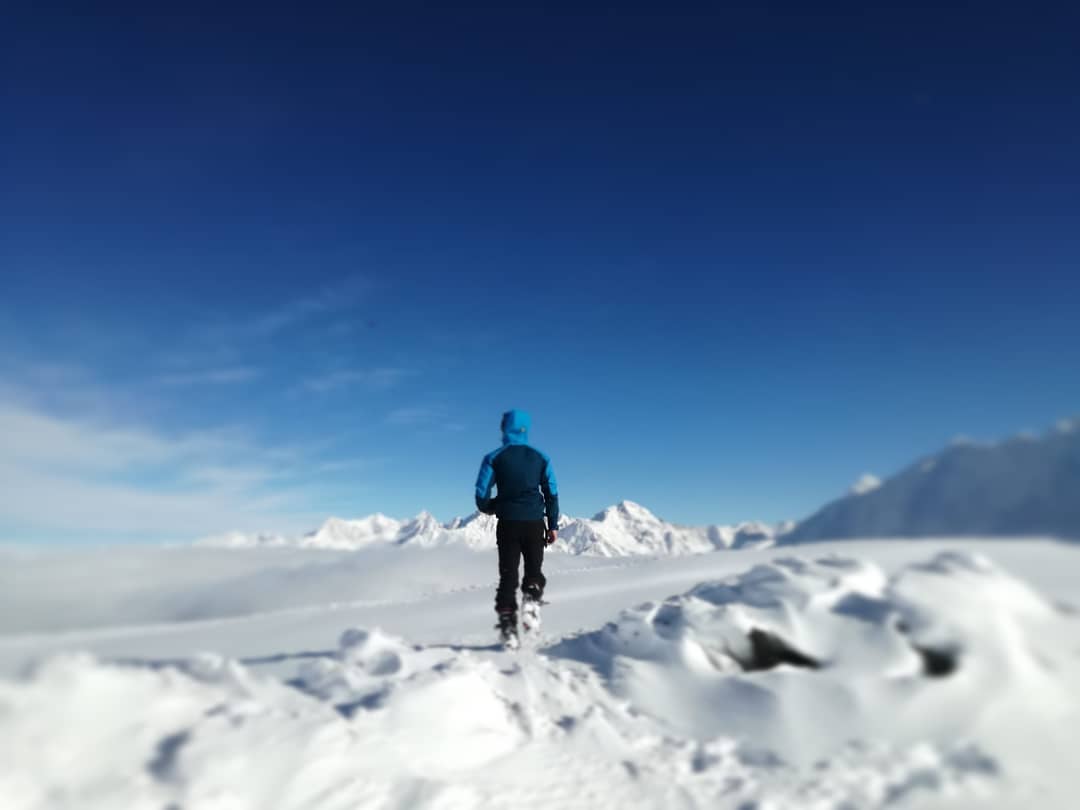 Souvenir 🎿 en attendant de pouvoir ressortir... 📷@antoinebasset
#skitouring #bonsouvenir