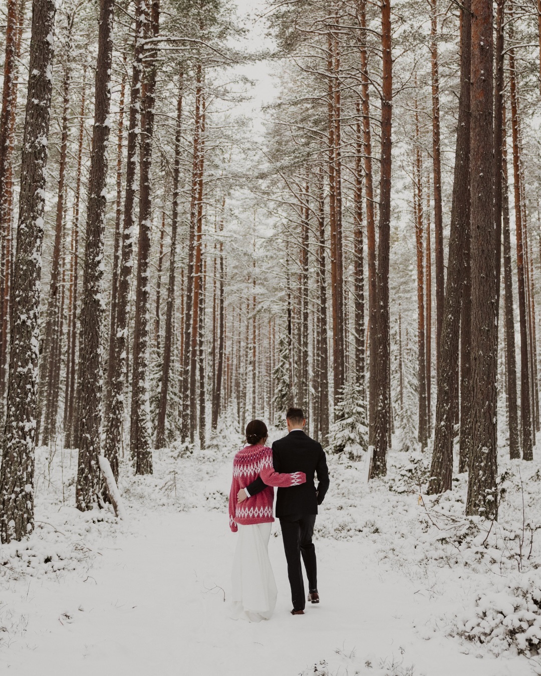 Leah och Tommy blev 2026 års första bröllop! I -15 myste vi loss i vinterskogen innan det var dags för vigsel. Perfekt att fota i skogen när det blåser lite kalla vindar, för där är man både skyddad och får en jättefin miljö att fota i 😍
Här kommer lite tips till er som planerar vinterbröllop ❄️
↠ Klä er ordentligt! Kör på underställ, varma sockar och rejäla skor (spara finskorna till festen istället 🥳). Det är superfint med en mysig stickad tröja och har man en lång klänning eller kjol så syns det ju faktiskt inte om du har underställ på benen 😁
↠ Planera dagen så att ni kan fota porträtten innan vigseln. Då solen går ner oförskämt tidigt kan det bli tajt med tid att fota porträtten efter vigseln om den är på eftermiddagen.
↠ Våga tänka lite outside the box och kör på lite färg. Det är sååå fint med en färgklick mot den vita snön, som t ex den här stickade tröjan (eller varför inte en kjol eller klänning i färg?).
↠ Ha tomtebloss efter vigseln, superfint när det börjar skymma! Det finns extra långa som brinner lite längre dessutom så hinner man få många fina bilder 😊
↠ Pynta med ljusslingor överallt! Det ger en sån härlig mys-känsla och lite extra ljus när det mörknar.
↠ Fundera på om ni ska ha utomhusvigsel trots att det är lite kallt. Det är så vackert med snölandskapet och går att göra så fint med facklor, granris och annat vintrigt pynt! Servera varm dryck till gästerna så håller de värmen 😊