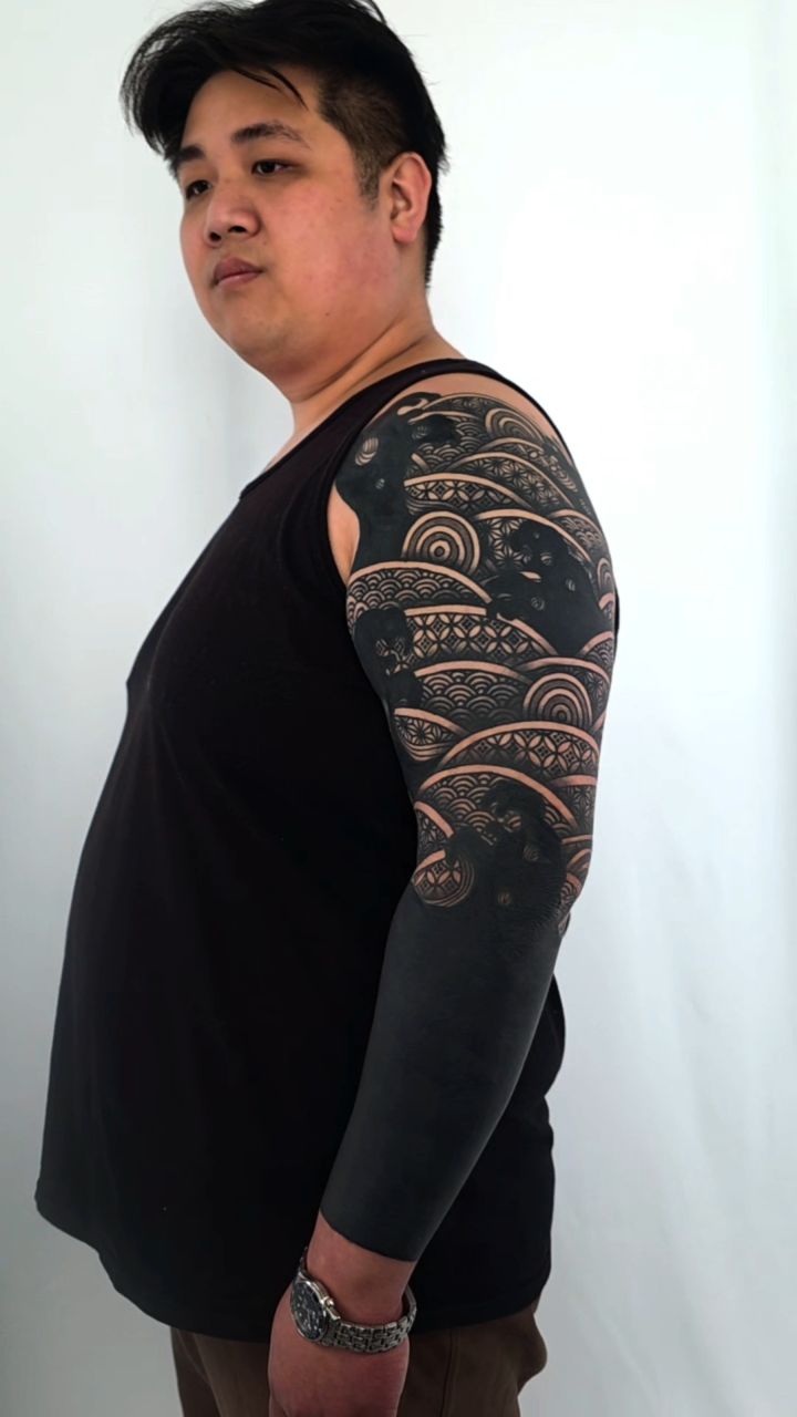 Healed black sea.
This tattoo started as a cover up for some old tattoos on the forearm and eventually expanded up into waves and patterns.
Very happy on how it turned out, love the black water.
Thank you so much @bean.chin for the trust and the great time spent together
Japanese geometric kimono patterns Oakland California bay area
Done at @futureink.co
.
.
.
.
.
#bayareatattoo #oaklandtattoos #californiatattoo #japanesepatterns #geometrictattoo