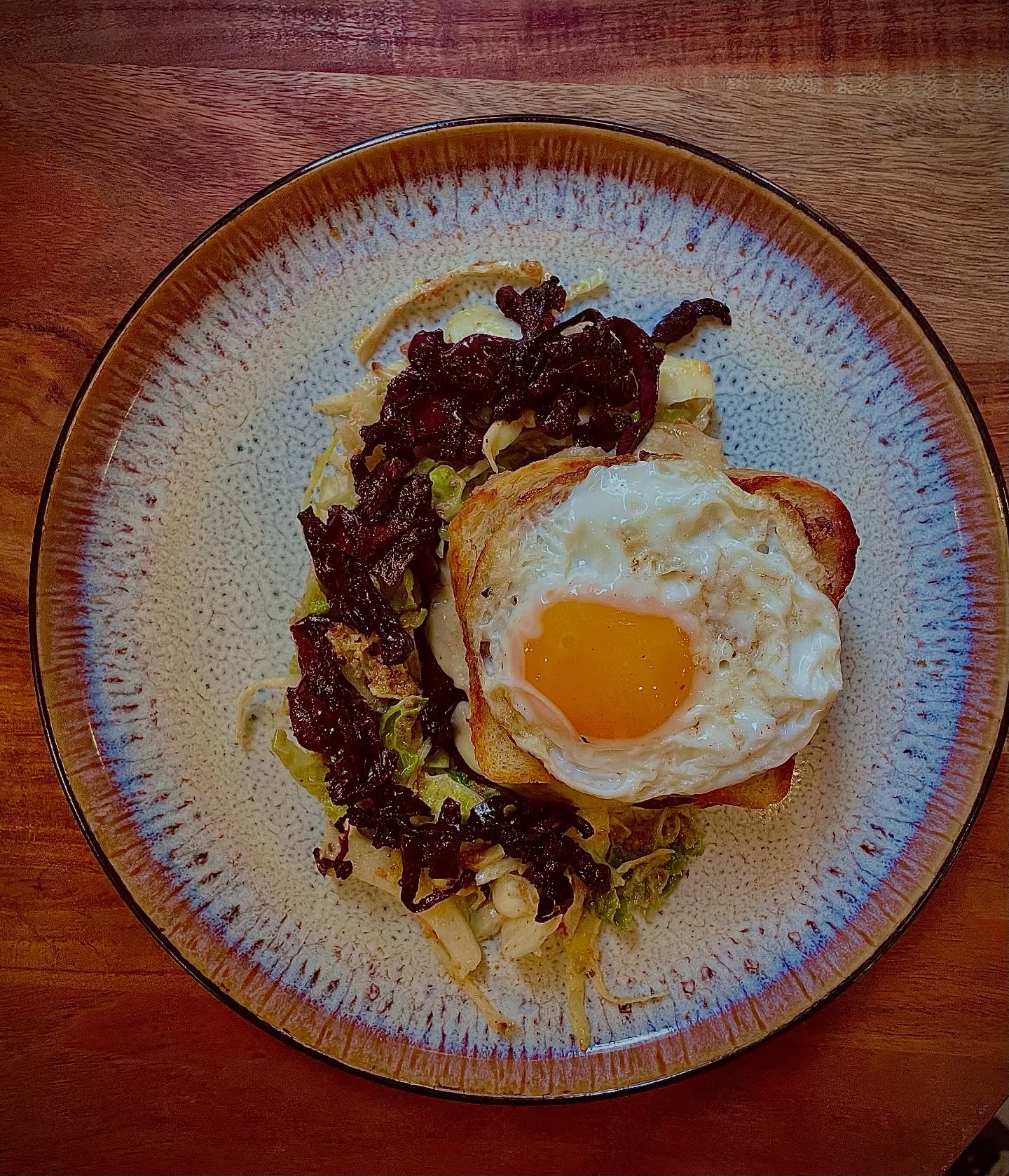Croque madame: betteraves, mornay au saint nectaire, choux rouge fermenté, salade choux frisé et choux blanc, vinaigrette au pain grillé
#lyon #lyon3 #restaurant #vegetarian #vegetarianfood #bistro #food #chef