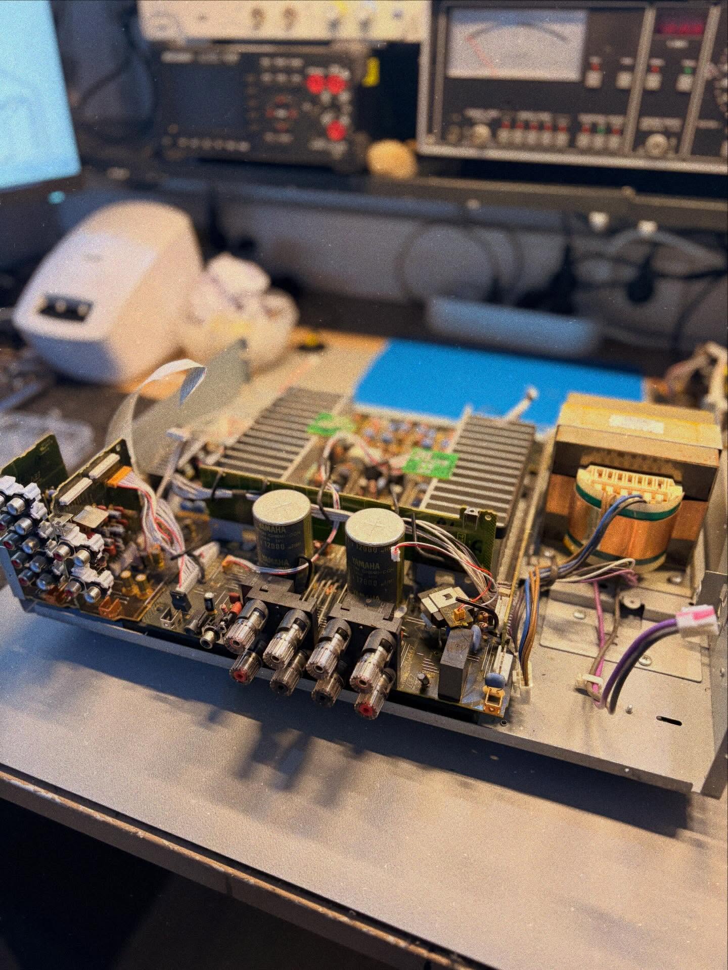 YAMAHA R-N803D.. Es geht weiter. Um an die beiden Protect-Relais zu kommen, war etwas schrauben notwendig. Zudem wird das Netzteil gleich mit überarbeitet. Draußen ist es ja schon mal. Woher die Feuchtigkeit kommt ist auch rätselhaft. Sollte dort nicht sein. 😁
#vintageaudiomd #vintageaudio #vintageaudiorepair #vintagehifi #yamaha