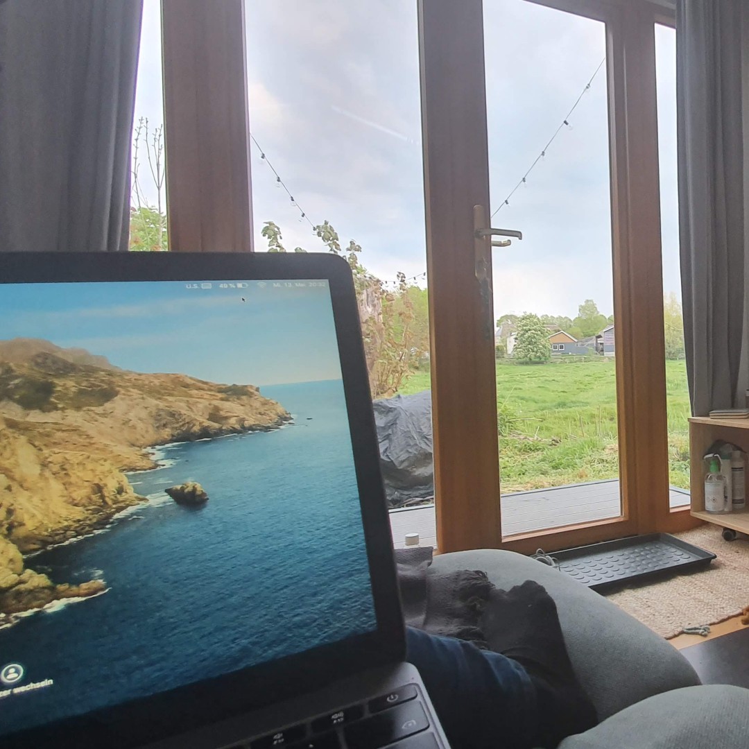 Das sogenannte "Hoffice" (Home + Office) nervt langsam? Vielleicht macht ja die Vorfreude auf eine Auszeit im Tiny haus den blues wet?
#tinyescapehamburg #tinyescape #escapehamburg #naturerlebnis #reisenindeutschland #travelgermany #weroamgermany #minimalism #rückzug #zufluchtsort #trip #weekendtrip #tinyhouserentals #tinyhouserental #tinyhousebuild #tinyhouseairbnb #airbnbhomes #airbnbcabin #tinycabin #cabinstay #cabinrentals #glampinghub #tinyhouseonwheels #adventurehomes #sternenhimmel #loftbed #himmelbett #sleepoutside #adventure