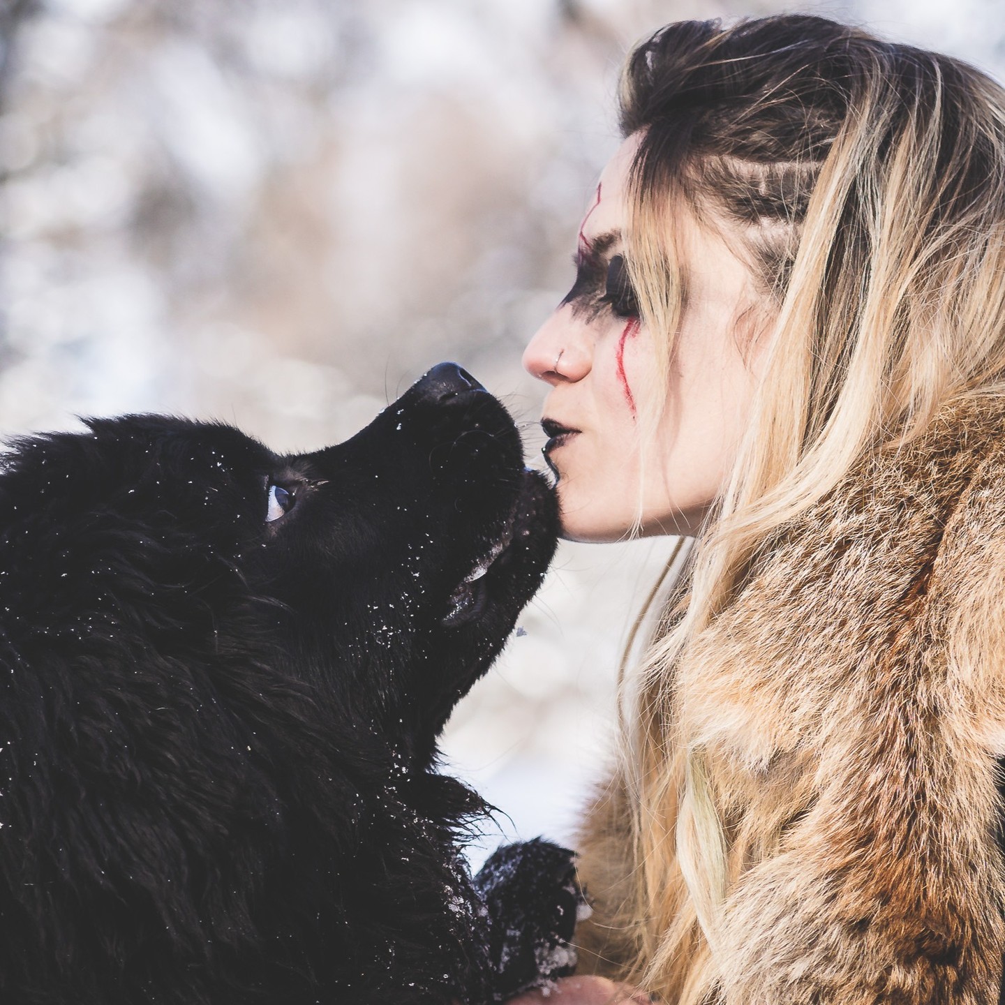 La complicité entre un chien et son maître est un lien sans fin. C'est un amour inconditionnel et une compréhension mutuelle profonde. Cette photo nous rappelle que la vie est plus belle avec un ami fidèle à nos côtés, un ami qui ne juge pas et qui nous accepte tels que nous sommes. Cette complicité nous enseigne la véritable signification de l'amour et de la loyauté. Elle nous montre que les relations les plus simples peuvent être les plus fortes et les plus durables.
#moment #justgoshoot #portraiture #bnw_artstyle #portraitoftheday #noiretblanc #portraitphotography #instaportrait #discoverportrait #bnw_detaillovers #bnw_splendid #tangledinfilm #portraitsfromtheworld #sonya7iii #portraitmood