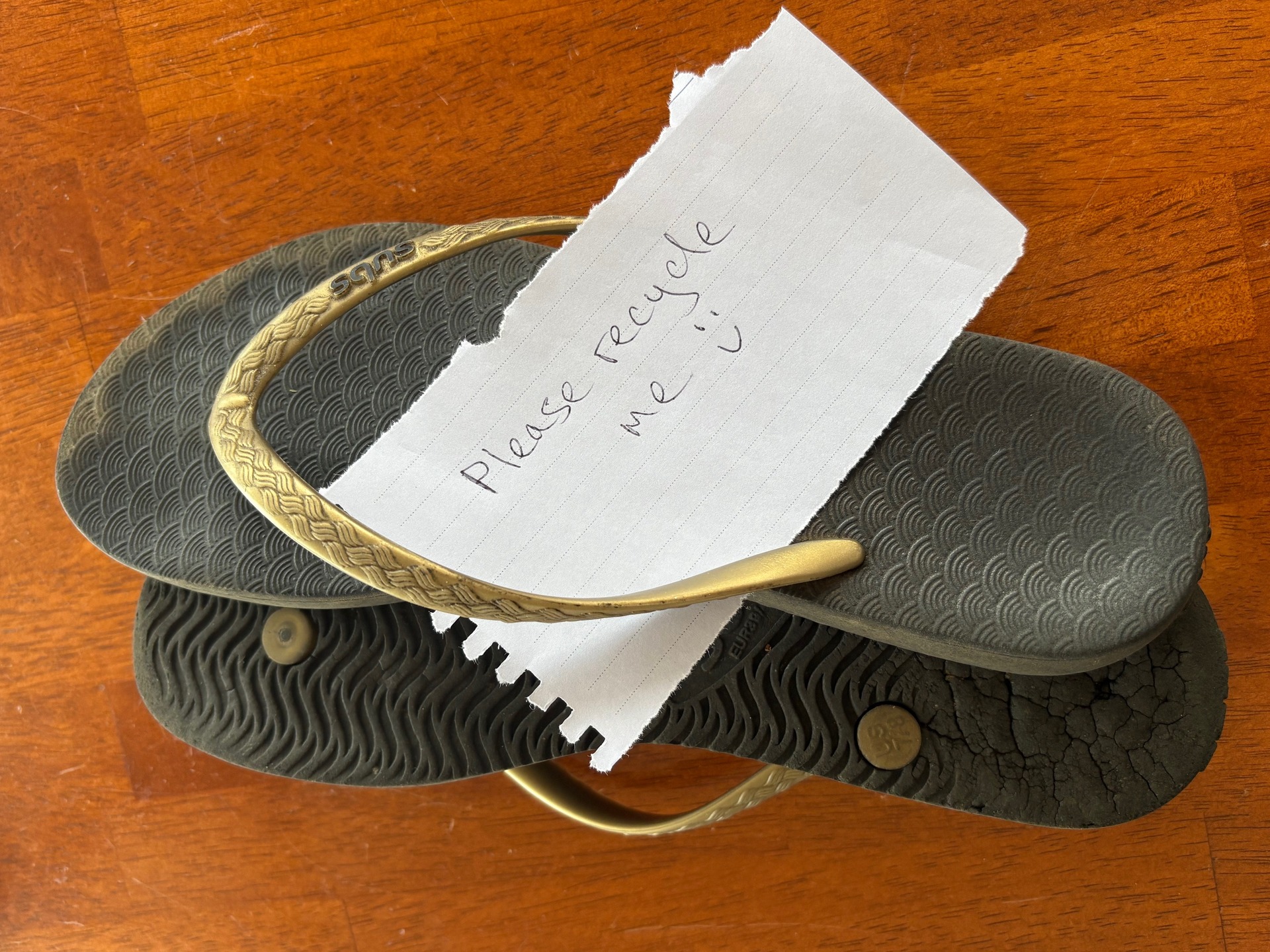 Please recycle me ♻️
Another pair of Subs closing the loop and heading back into the system, not landfill, thanks for bringing them home! This pair's next chapter starts now, recycled, not wasted. THIS is how we do jandals differently.
#subs #subsfootwear #recycled #jandals #flipflops #recycleme #closingtheloop #onemoretimearound #zerowaste