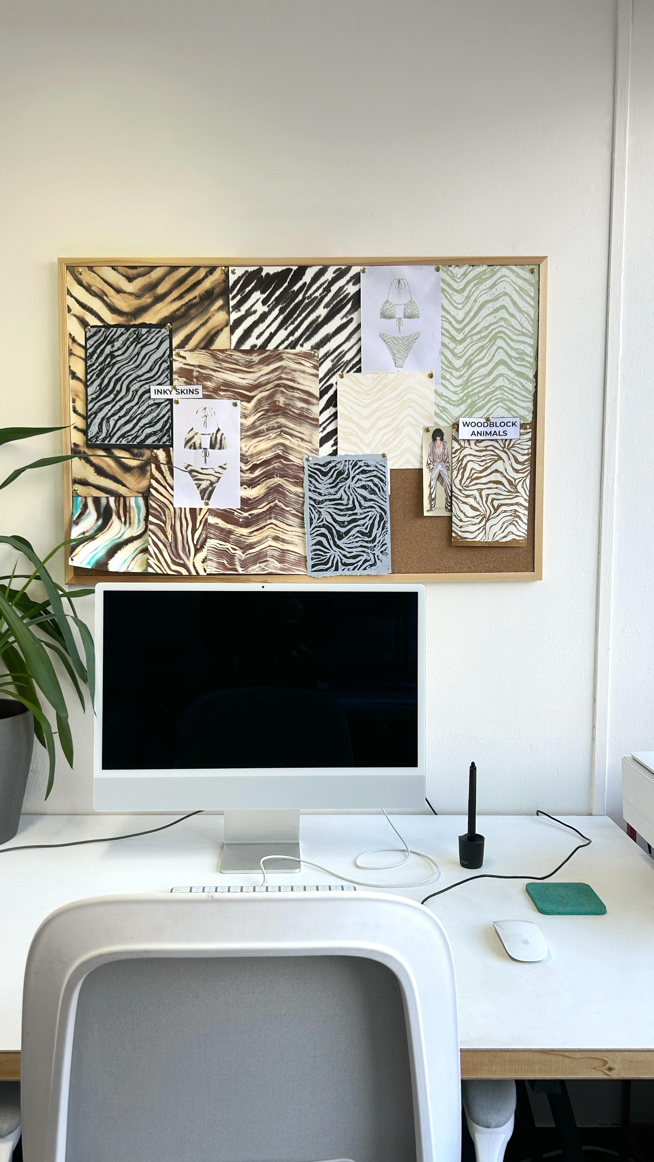 Got a large artwork you need to piece together quickly? Here is my favourite @photoshop hack 🖊️
During my interning days I used to spend ages piecing together complex artworks by hand until I found this hack 🤯 now it saves me so much time!
As someone who loves Photoshop and spends nearly every day on it I’d love to know if you have any favourite hacks ⬇️