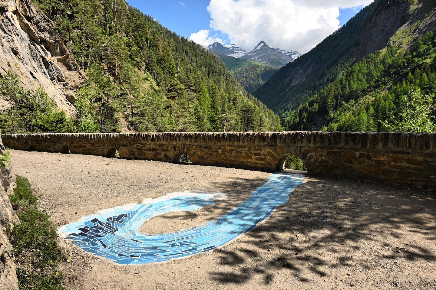 Wasser marsch!
Mosaik aus Naturstein und wasserbasierte Farbe, 2023 von Martin Feldbauer & Anne Lina Billinger
#twingi23 #landschaftsparkbinntal #martinfeldbauer #annelinabillinger