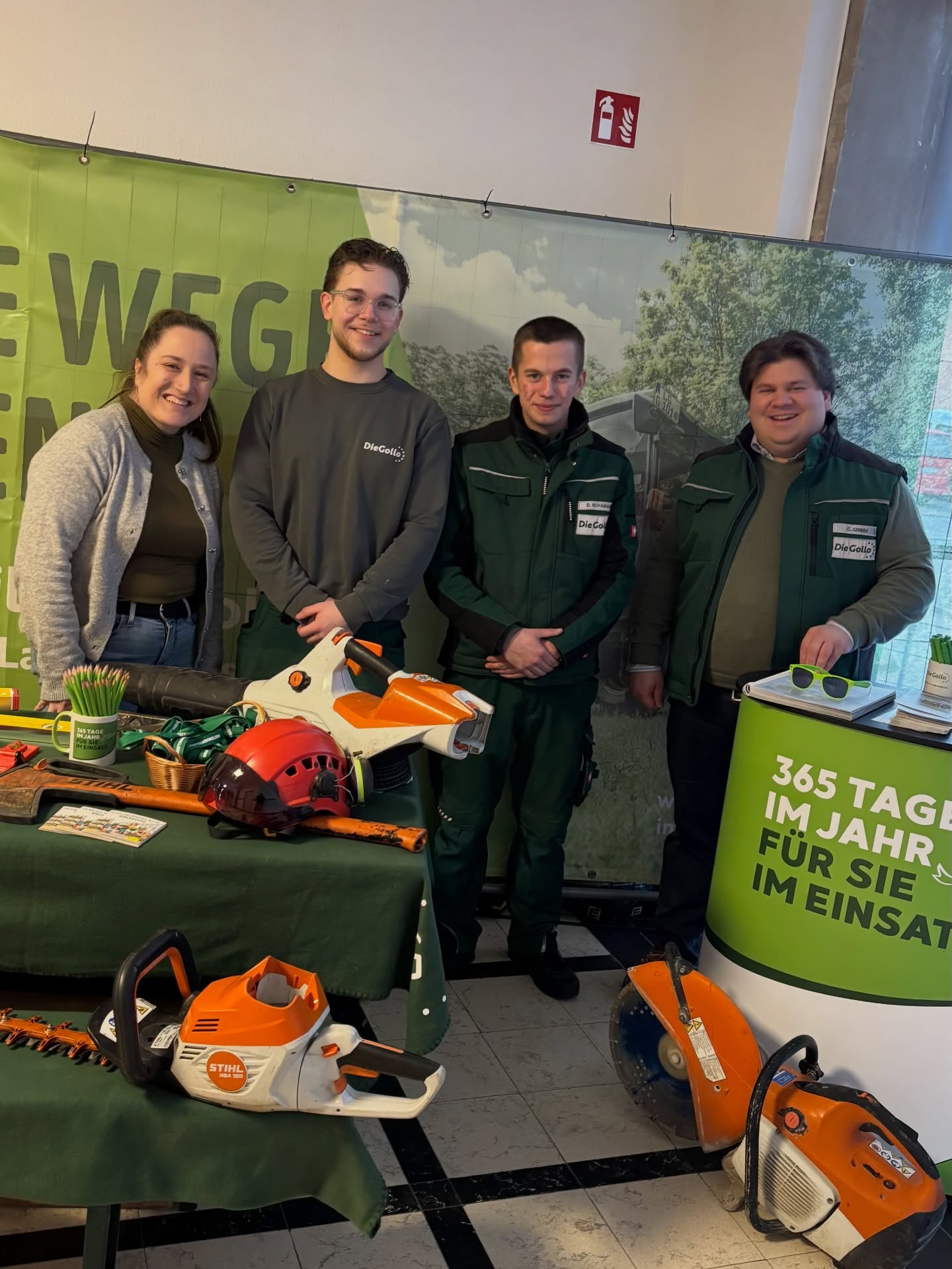 Ausbildungsmesse Lüneburg – wir waren dabei!
Am vergangenen Wochenende waren wir auf der Ausbildungs- und Studienbörse Lüneburg vertreten und durften viele spannende Gespräche führen.
Besonders gefreut hat uns das große Interesse am Ausbildungsberuf Gärtner/in im Garten- und Landschaftsbau.
Grün gestalten. Draußen arbeiten. Zukunft bauen.
Bei uns lernen Auszubildende nicht nur den Umgang mit modernen Maschinen und Werkzeugen, sondern auch Teamarbeit, Verantwortung und echtes Handwerk – direkt draußen, mitten im Leben.
Auch ein duales Studium ist möglich!
In Kooperation mit der Hochschule Osnabrück bieten wir das duale Studium Landschaftsbau (B.Eng.) an – die ideale Verbindung aus Theorie und Praxis.
👉 Infos zum Studiengang:
🔗 https://www.hs-osnabrueck.de/studium/studienangebot/bachelor/landschaftsbau-dual-beng/
(Link in Bio / Story)
Du hast Lust auf:
✔ abwechslungsreiche Arbeit an der frischen Luft
✔ sichtbare Ergebnisse deiner Arbeit
✔ Ausbildung oder duales Studium mit Perspektive
✔ ein starkes Team und persönliche Betreuung
Dann bist du bei uns genau richtig!
📩 Interesse an Ausbildung, dualem Studium oder Praktikum?
Melde dich gerne direkt bei uns – wir freuen uns auf dich.
#dieGollo #Ausbildung #DualesStudium #Landschaftsbau #HochschuleOsnabrück GaLaBau Gärtner Gärtnerin Ausbildung2026 Lüneburg Handwerk ZukunftGestalten NeueWegeEbnen TeamGollo Ausbildungsmesse