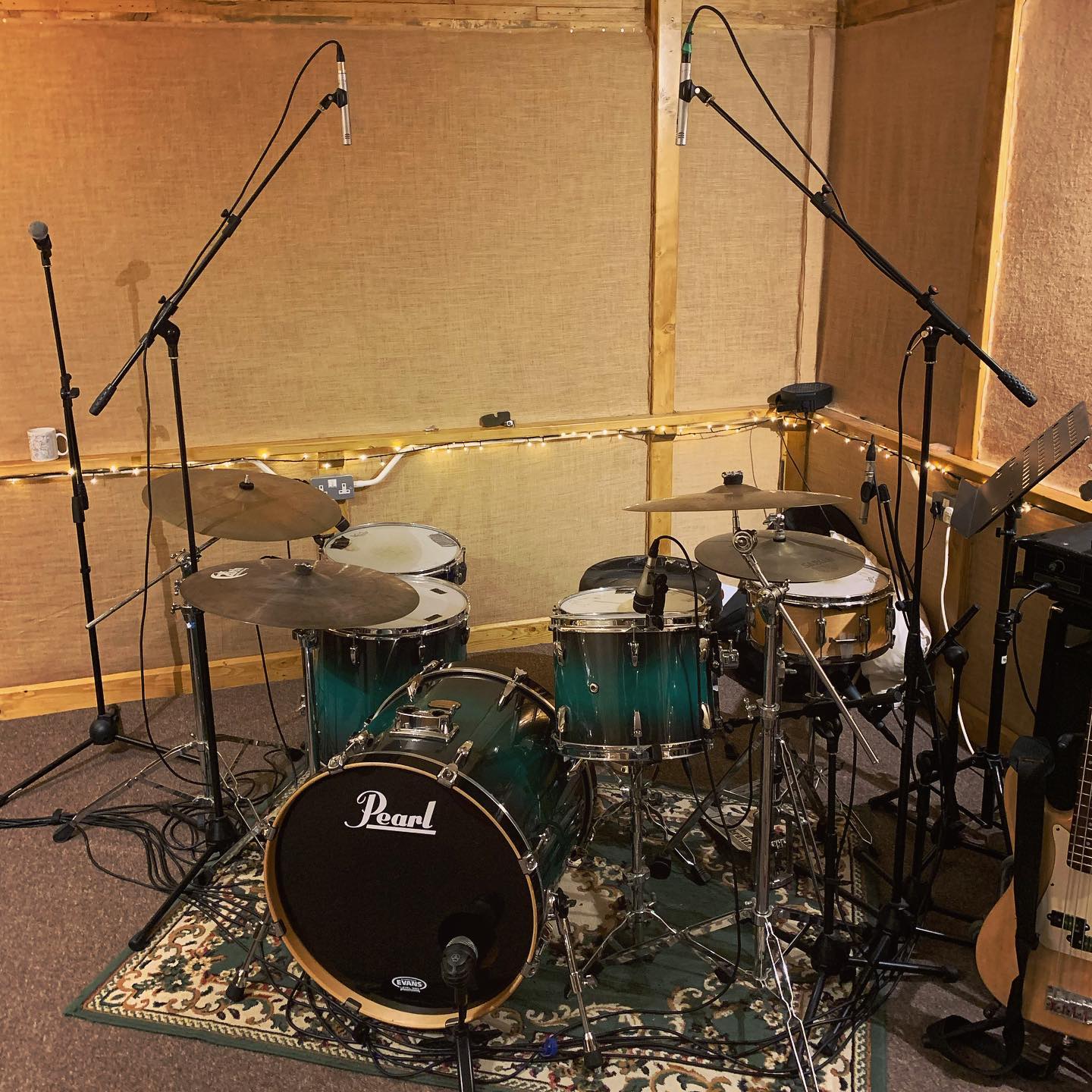 Setting up for some tracking. Just a few more mics to go 🎤🎤🎤
.
.
.
#recordingstudio #recording #drums #mic #studio #studiolife #music #musician #musicproducer #sussex #lostherdstudios