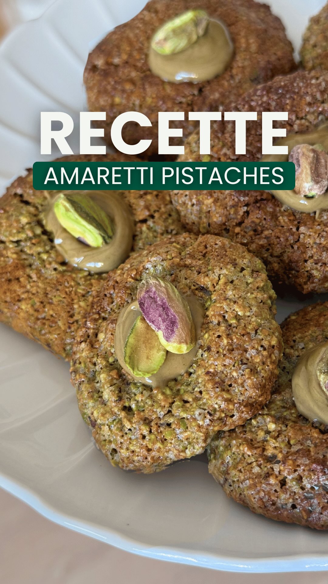 ENFIN la recette du goûter chrono Amaretti Pistache 💚✨
La preuve qu’en chronobiologie, le plaisir a toute sa place… même au goûter 😍
Des amaretti fondants, simples, rapides
et parfaitement compatibles avec un goûter chrono bien pensé.
📝 Il te faut :
• 100 g de poudre de pistache
• 50 g de sucre
• 1 pincée de fleur de sel
• 1 blanc d’œuf
• 1 c. à café de fleur d’oranger
👉 Mélange tous les ingrédients,
forme des petites boules, aplatis légèrement
🔥 Cuisson : 10–12 min à 170°C
(Ils doivent rester moelleux à cœur)
💚 Option ultra-gourmande :
sucre glace sur le dessus
ou cœur fondant à la pâte de pistache (mon choix 😍)
➡️ Enregistre la recette pour la refaire
Et si tu testes, viens me dire ce que tu en as pensé ✨
_
Julie
Experte minceur & fondatrice du Cabinet JOLIE
Chronobiologie alimentaire & plaisir sans frustration