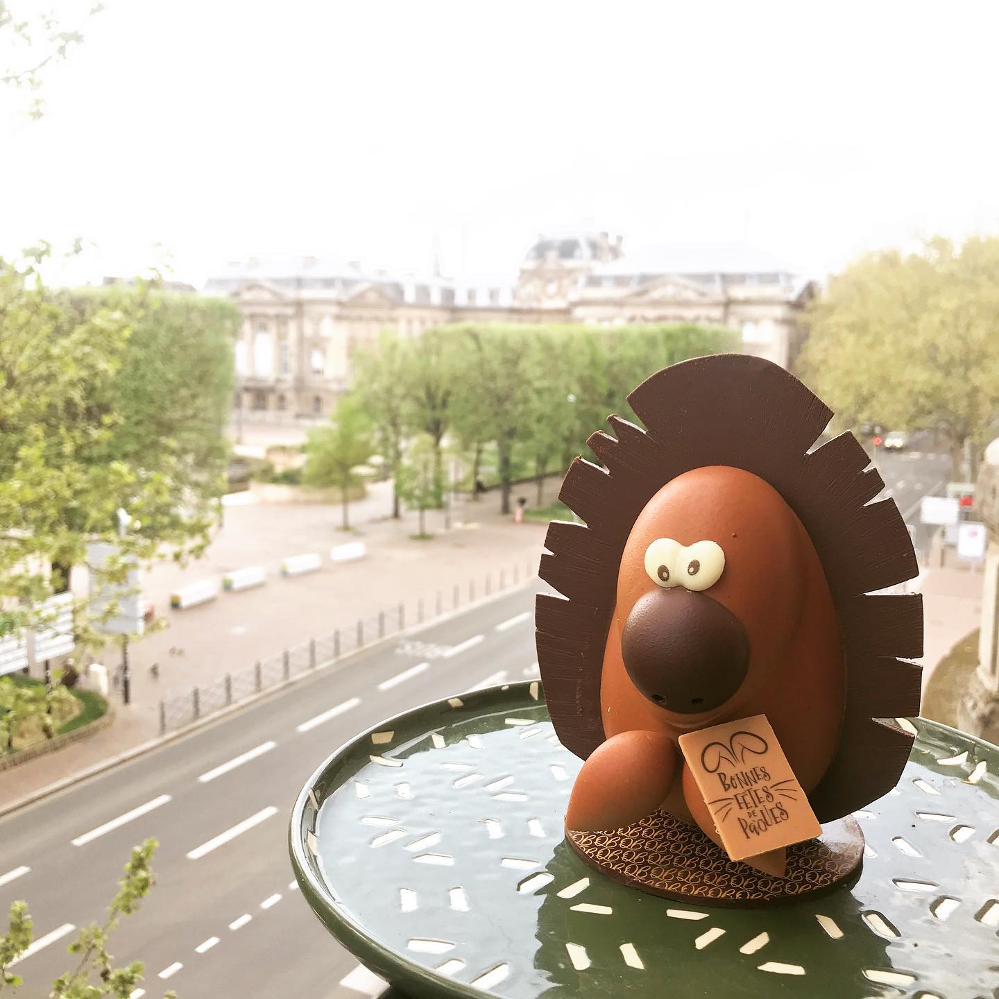 Fêter Pâques à Lille avec un chocolat d’exception venu du chocolatier Quentin Bailly champion du monde! Les petits plaisirs de la vie! Les enfants n’avaient pas envie de casser le hérisson! Merci #joyeusespaques #happyeaster #lillemaville #artiste #chocolatier #lille #prefecturedelille #quentinbailly @quentinbaillyofficiel