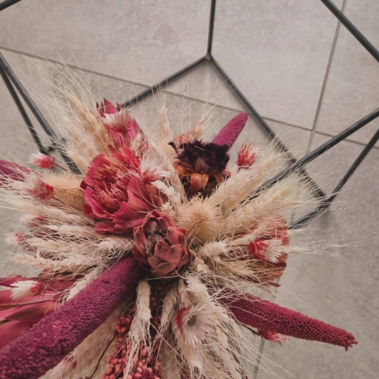 ✨ Nieuw in de collectie: de Protea Cube ✨
Stoer, elegant en helemaal on trend.
De Protea Cube is een robuuste metalen kubus van 30 x 30 cm met een zwevend droogbloemboeket vol prachtige protea’s en natuurlijke texturen.
De warme tinten, speelse vormen en luchtige afwerking maken dit stuk tot een echte eyecatcher in elk interieur – van modern tot landelijk. Meer foto's op de webshop.
✔️ Handgemaakt
✔️ Tijdloos & onderhoudsvrij
✔️ Perfect als statement piece of origineel cadeau
📦 Kan geleverd worden
Wie ziet deze al staan in huis? 💕
Stuur gerust een berichtje voor info of bestelling.