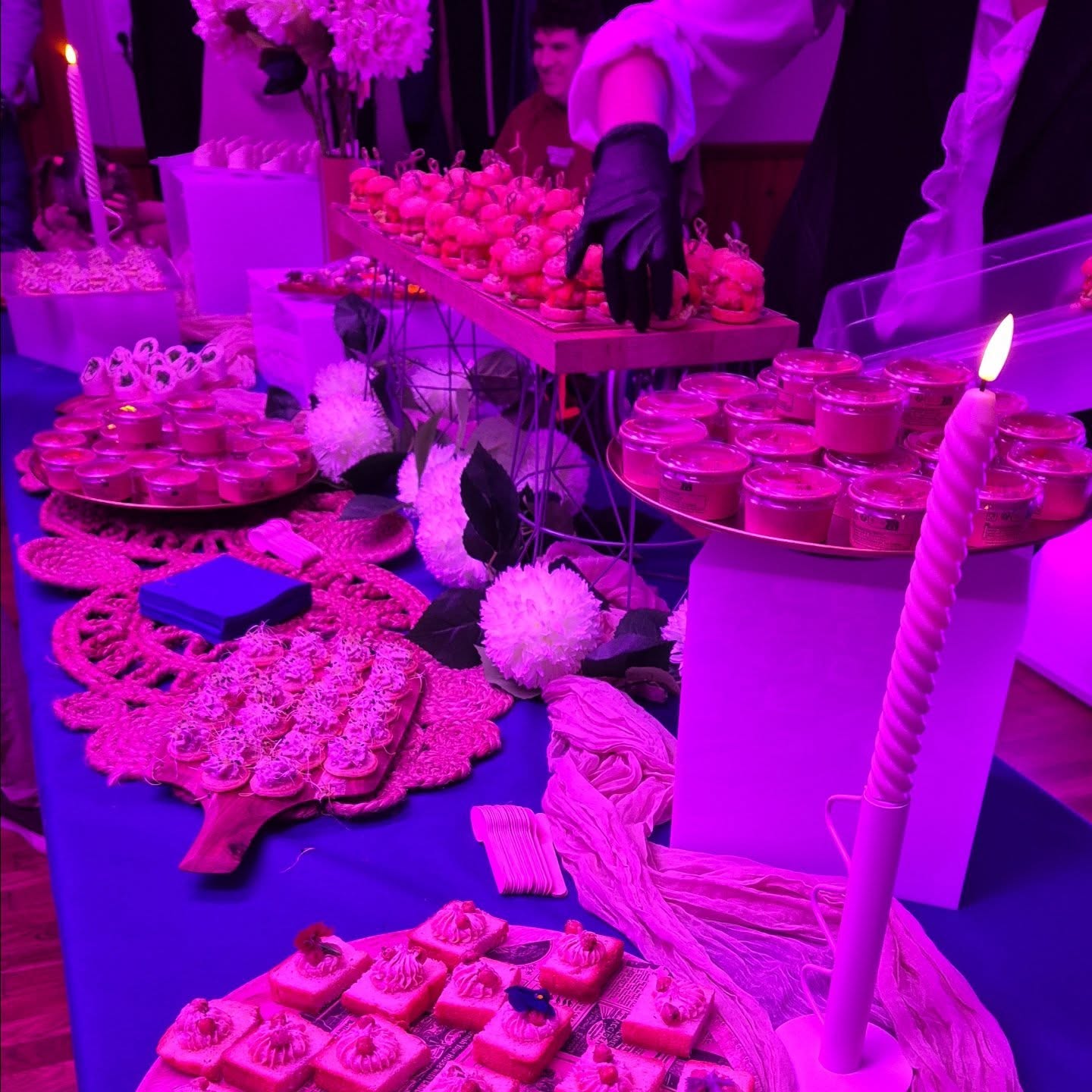 Retour en images sur un repas à l’assiette
-apéritifs
-saumon gravlax, chantilly aneth et toasts
-filet mignon basse température, gratin et carottes glacées, sauce au porto
-assiette de fromages locaux
-choux craquelin yuzu et praliné