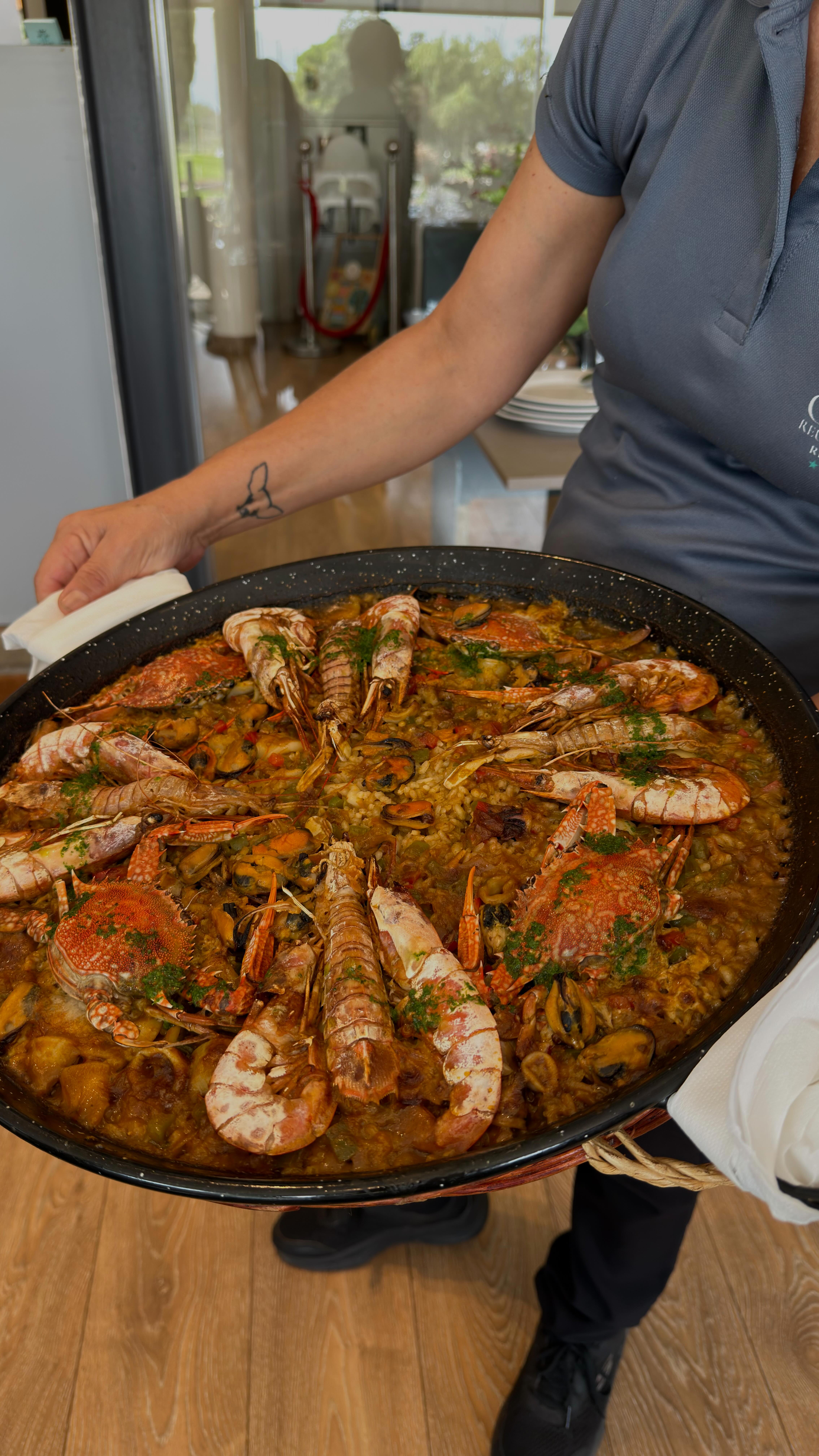La paella la hacemos con cariño... y con tiempo, porque las cosas buenas necesitan su propio ritmo✨
Encárgala con antelación y ven a disfrutarla en buena compañía, rodeado de sabor, tradición y ese momento especial que solo se vive alrededor de una buena mesa 🍽️
📞 Reservas al 631 983 824
📍 Crta. Cambrils, km 1.8, Reus 43206