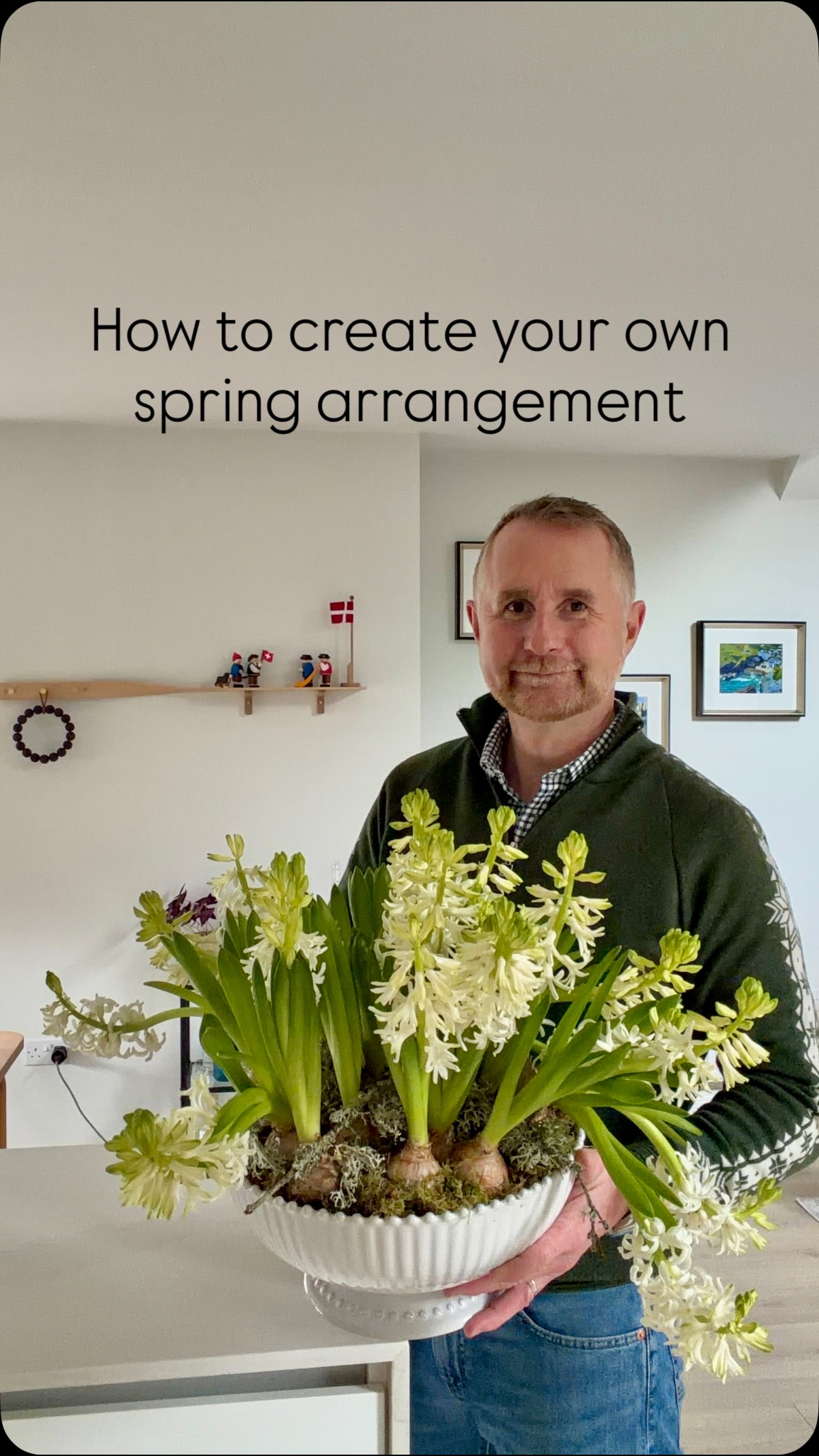 Watch how to create this beautiful bowl of spring hyacinths for your Scandinavian home.
#scandinavianhome #hyggehome #scandihomedecor #springblooms #floralsforspring @kaybojesen_denmark @blomsterdesignsflowers