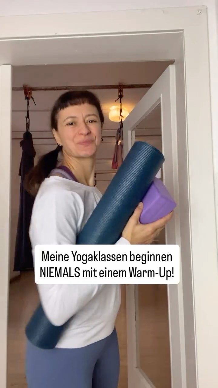 Das ist ein großer Fehler, der mir häufig auffällt im Yoga Unterricht und auch bei uns in der Multi-Style Ausbildung: ⬇️
❌Das Warm-Up ist NICHT der Anfang einer guten Yogaklasse!
Das kommt bei mir erst auf Platz 5 in einer sinnvollen Klassenplanung!
Warum?
Davor gibt es noch ein paar wesentliche andere Dinge, die du vorher fix einplanen solltest.
Das macht eine wirklich gute Yogaklasse aus, die wirkt und inspiriert.
Schritt für Schritt:
1. Ganz am Anfang noch bevor dein Unterricht los geht solltest du sicher stellen, dass alle die notwendigen Props wie Gurte, Blöcke, Polster usw. griffbereit haben. Das gilt übrigens nicht nur für Anfängerklassen.
Es gibt auch für dich als Yogalehrerin. Denn nur wenn du vor zeigst, wie du Props verwendest, dann werden die SchülerInnen sich auch trauen bzw. dich automatisch kopieren.
2. Deine Begrüßung sollte mehr sein als nur “Hallo, es geht los”!
Unterschätze niemals wie wichtig es ist deine SchülerInnen willkommen zu heißen und ein paar freundliche Worte einzuplanen.
Und vor allem im offenen Klassen, wo du nie weißt wer kommt, dich vorzustellen und was du für eine Klasse/Yogastil unterrichtest, wie lange sie dauert oder zumindest dein heutiges Thema. Damit alle wissen, ob sie richtig sind. Viele lesen den Stundenplan tatsächlich falsch! 🙈
3. Die erste Position: Wie startet deine Klasse? Im Sitzen, Liegen, Stehen?
4. Den Atem als Anker setzen.
Jede gute Yogaklasse startet mit einem Atem-Fokus. Der Atem ist das Allerwichtigste in jeder Yogaklasse.
Nimm dir unbedingt gleich zu Beginn ausreichend Zeit für eine Atem-Beobachtung oder im Idealfalls sogar für eine kurze oder längere Atem-Übung.
Der Atem ist der schnellste Weg ins Hier und Jetzt. Dein wichtigste Startpunkt.🚀
5. Das Warm-up:
Jetzt kann es los gehen mit deinem Warm-Up.
Aber nicht irgendeines!
Es sollte anatomisch und energetisch darauf abgestimmt sein, was du im nächsten Abschnitt, (dem Höhepunkt) geplant hast.
Möchtest du gern die weiteren Schritte einer sinnvollen Klassenplanung kennen lernen?
Das zeig ich dir diesen Sonntag um 11:00 im LIVE Webinar!
❗️Jetzt für 0 € anmelden -> kommentiere: Geheimnis
oder schau in die highlights!