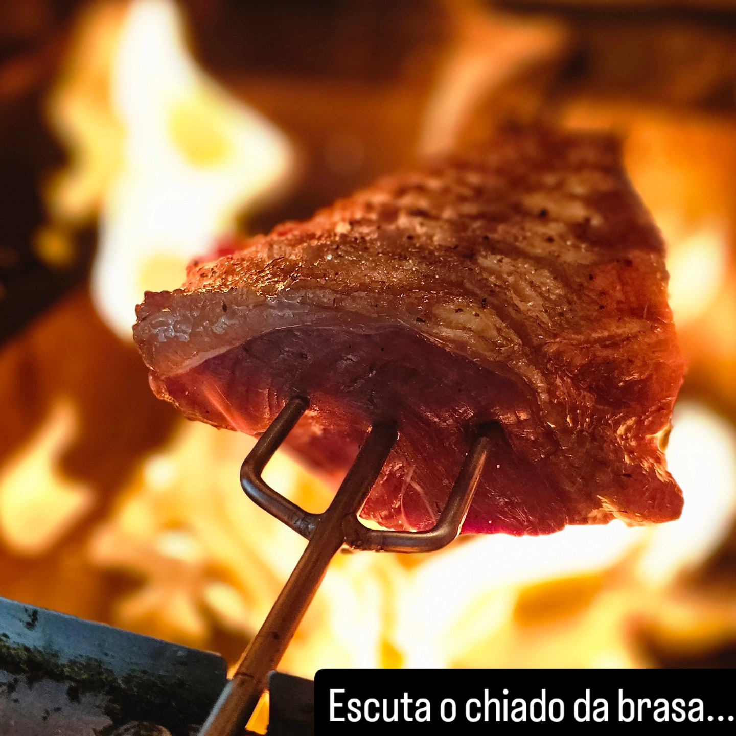 🔥✨ O fogo acende. A brasa respira.
E a picanha repousa sobre o calor que transforma simples cortes em momentos inesquecíveis.
Quem ama carne sabe… não é só sabor.
É ritual. É memória.
#Churrasco #PicanhaNaBrasa #CarneNobre #EntreCorteseCores #CortesNobres #ExperiênciaÚnica #FoodExperience #ChurrascoPremium #Indaiatuba #campinas
