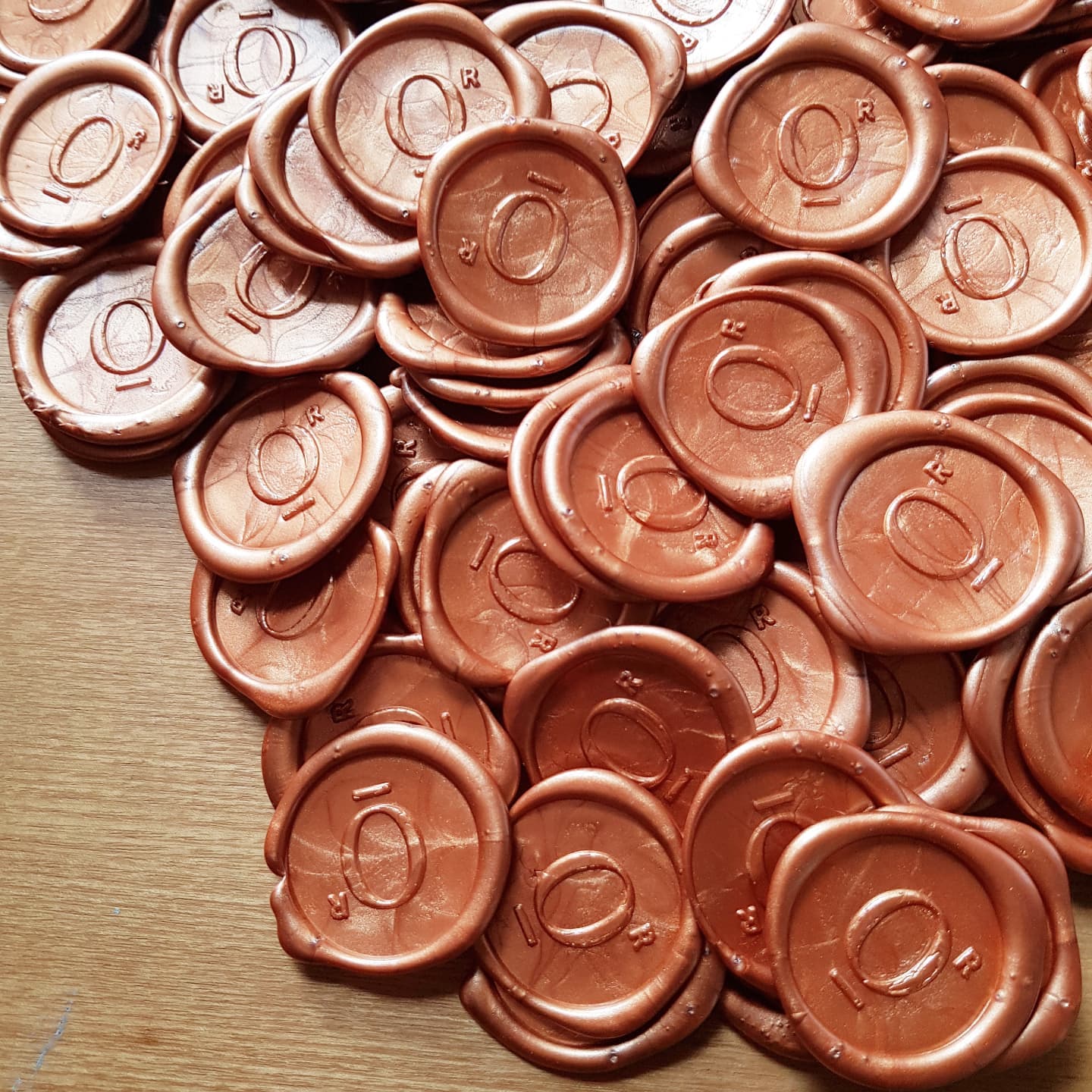 Personalised extra large wax seal stickers in Rose Gold.
#wax #waxmelts #waxseal #waxsealstamp #waxseals #waxsealing #waxstamping #waxsealsticker #waxsealstickers #envelopeart #envelope #corporateevents #corporatebranding #brandingdesign #uniquewedding #uniquestationery#waxstickers #selfadhesivewaxseals #topbrand #topbrands #packagingdesign #uniqueproducts #uniquepackaging #packagingideas #brainstorming