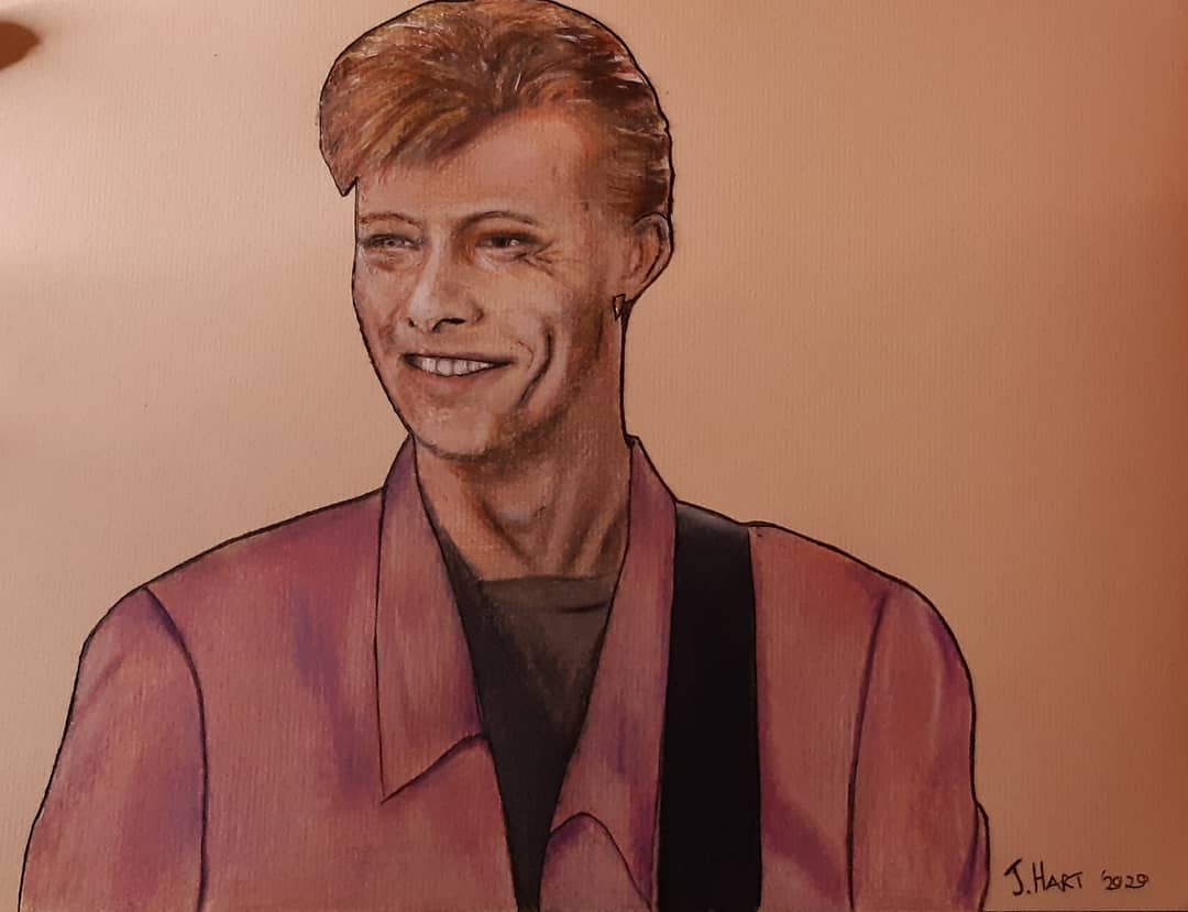 Dave Bowie......what a legend!!! my drawing of him, I've outlined him with a black liner pen.....please can you advise if you like it with the dark outline as I cant quite decide.....😊😊😊 thank you