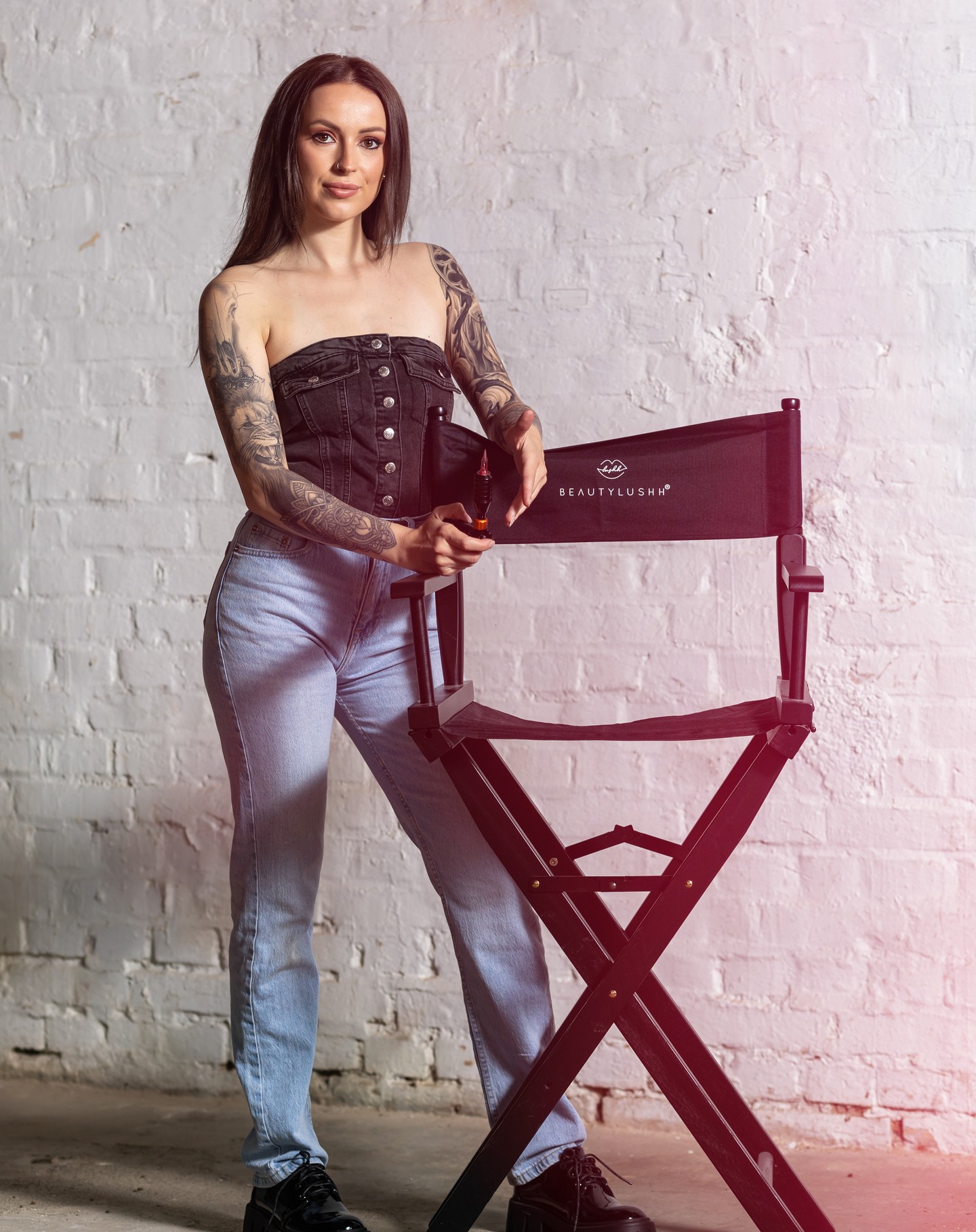 📷 Shooting im Fotoloft: Business-Portraits von @jasmin_naether_pmu! 📷
Vor ein paar Wochen durfte ich die talentierte Jasmin Näther in unserem zukünftigen Fotoloft fotografieren, das derzeit noch eine Baustelle ist. Aber genau diese industrielle Atmosphäre hat den Bildern einen einzigartigen Charme verliehen.
Übrigens, die Wasser- und Gasleitungen sind schon verlegt – es geht also voran! 🚀
Jasmin ist eine zertifizierte Expertin für Permanent Make-Up, spezialisiert auf:
• Powderbrows
• Lips
• Eyes
• Make-Up Artist
• Microneedling
#BusinessPortraits #Fotoloft #Photography #ConstructionSite #IndustrialChic #PermanentMakeUp