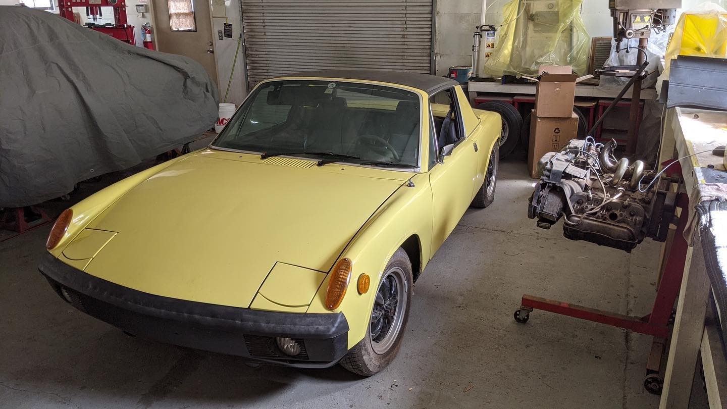 Our project 914 is looking mighty fine this Tuesday morning 🙌🏻 #porsche #carsofinstagram #carswithoutlimits #carspotting #GKRestorations #carlifestyle #porsche356 #356 #porschelife #car #instacar #racecar #classiccar #RemadebyHand #porsche911 #porsche914 #autorestoration