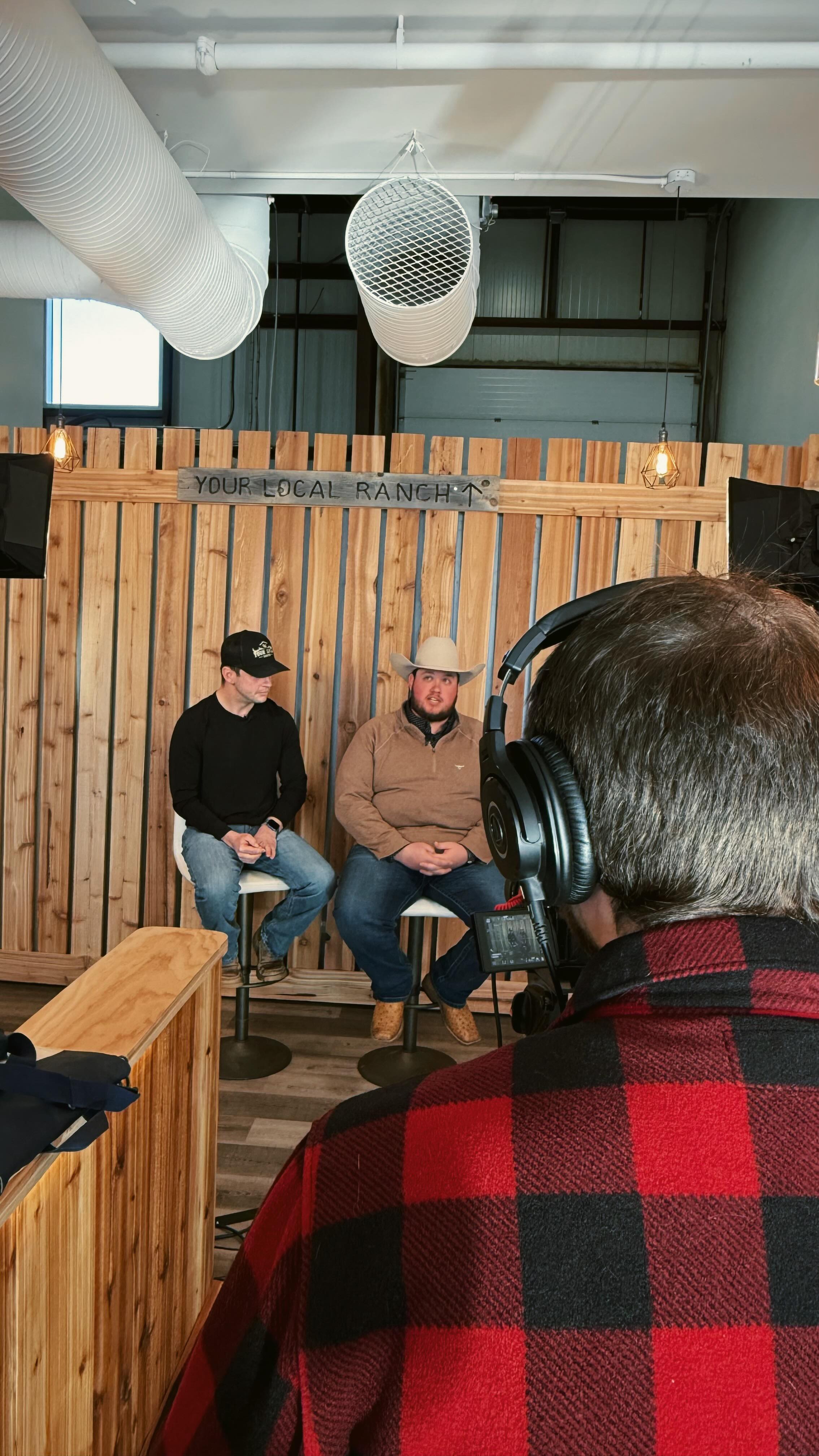 A little behind-the-scenes from a filming day with Alberta Beef Producers 👀🎥
Full story coming soon 🤎
Stay tuned at @loveabbeef