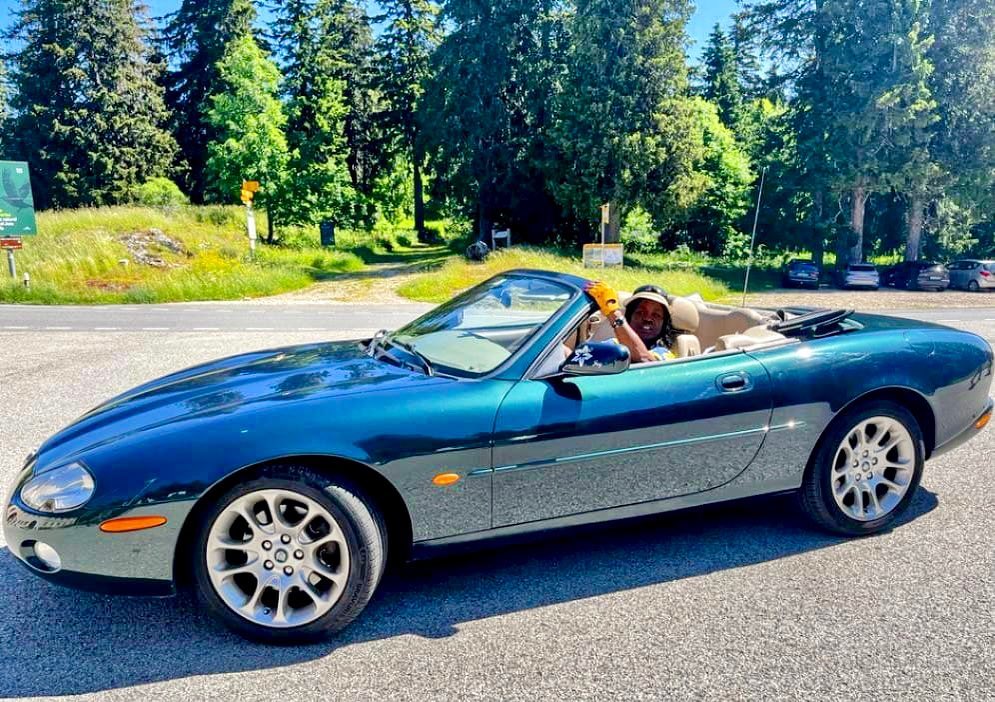 Tout est dit 🥂😁🐆
.
.
#rallyedespantheressuisse🇨🇭#solidarity #carlove #jaguar #xk8 #voiture #happy