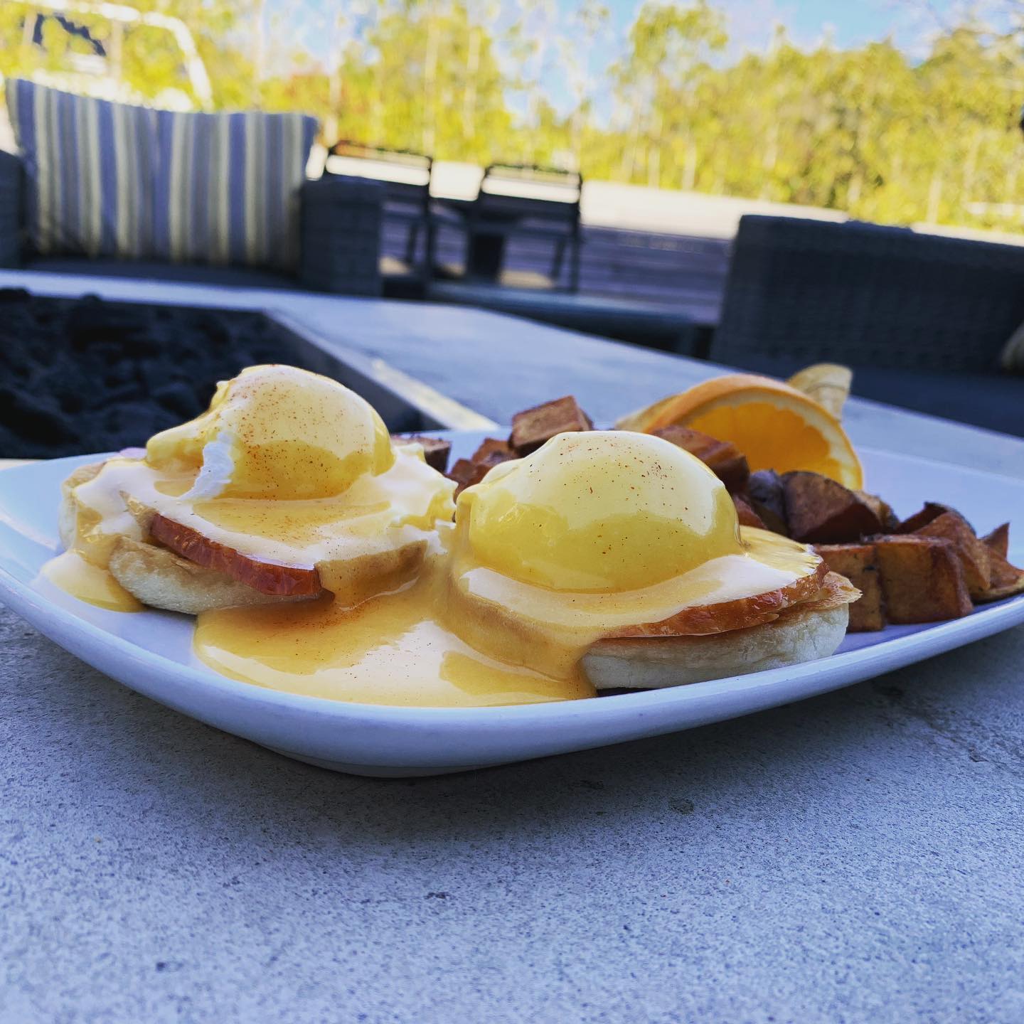 Come have your favourite breakfast at your new favourite place... Woodleys patio at the Harbour House Hotel!