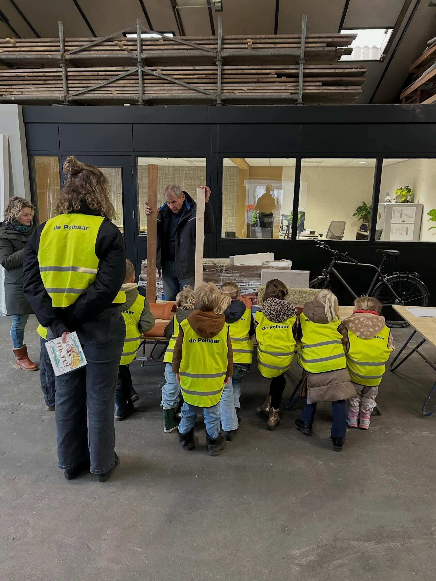 Basisschool de Polhaar heeft vandaag ons bedrijf bezocht. In het kader van het thema “aan het werk” hebben wij de kinderen laten kennismaken met het aannemersvak. De kinderen waren erg enthousiast en voor ons leuk om te verzorgen! @depolhaar
#debouwmaakthet #dejeugdheeftdetoekomst #aannemersbedrijfriezebos #maatschappelijkbetrokken #timmerman