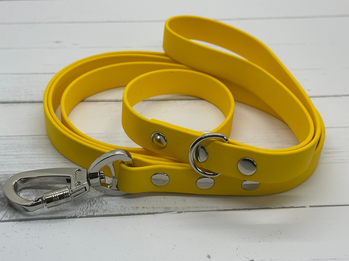 Brighten up your dog walks with our Yellow Pre-Made 3/4" Standard Leashes! 🌼🐕 These 6ft beauties are made from waterproof Biothane, making them both stylish and durable. Available now, link in bio! #CharlieAndMabel #DogFashion #PetLovers