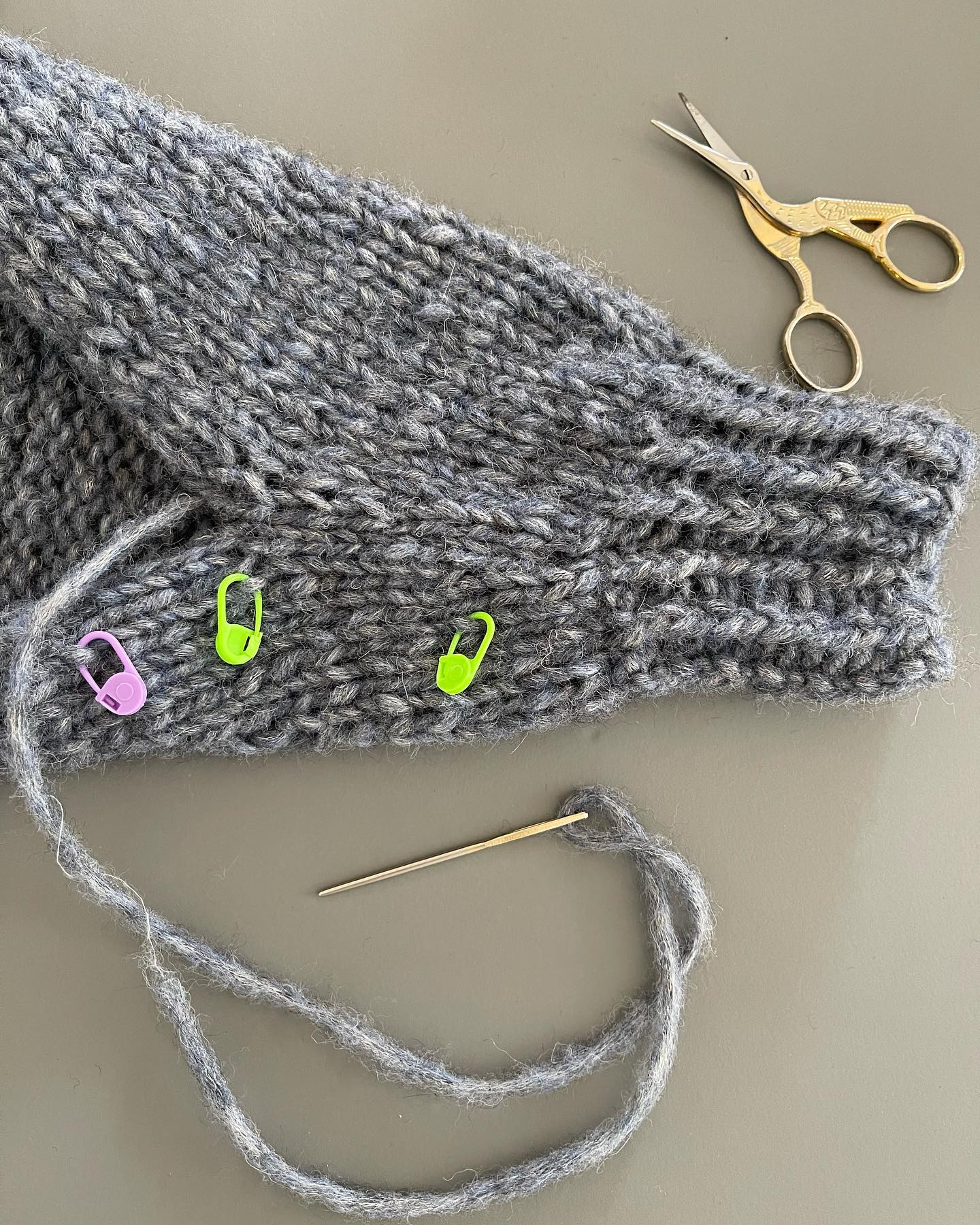 Ja, ich weiss, viele von Euch machen es gar nicht gerne und stricken nur noch RVO (Raglan von oben, ohne Naht)…
Aber ICH liebe es - das Zusammennähen von Strickstücken.
Vielleicht hat es damit zu tun, dass ich einfach gerne mit den Händen arbeite, oder meine Mutter Damenschneiderin ist und ich von Klein auf gesehen habe, wie Stoffe zu wunderbaren Dingen wurden. Oder vielleicht einfach, weil ich es liebe, das Strickstück perfekt zu vollenden.
Gut, etwas gestehe ich, das Fäden vernähen gehört nicht zu meinen Lieblingsdingen ;-).
Wie sieht es bei Dir aus - eventuell brauchst Du Hilfe beim Zusammennähen und würdest gerne einen Kurs besuchen?
#nie_knitwear #knitwearolten #knitwear #slowfashion #diy #knit #olten #pattern #workshops #cardigan #wolle #wool #olten #bern #zürich #basel #bern #whomademyclothes #fashionrevolution #knittingwithfriends