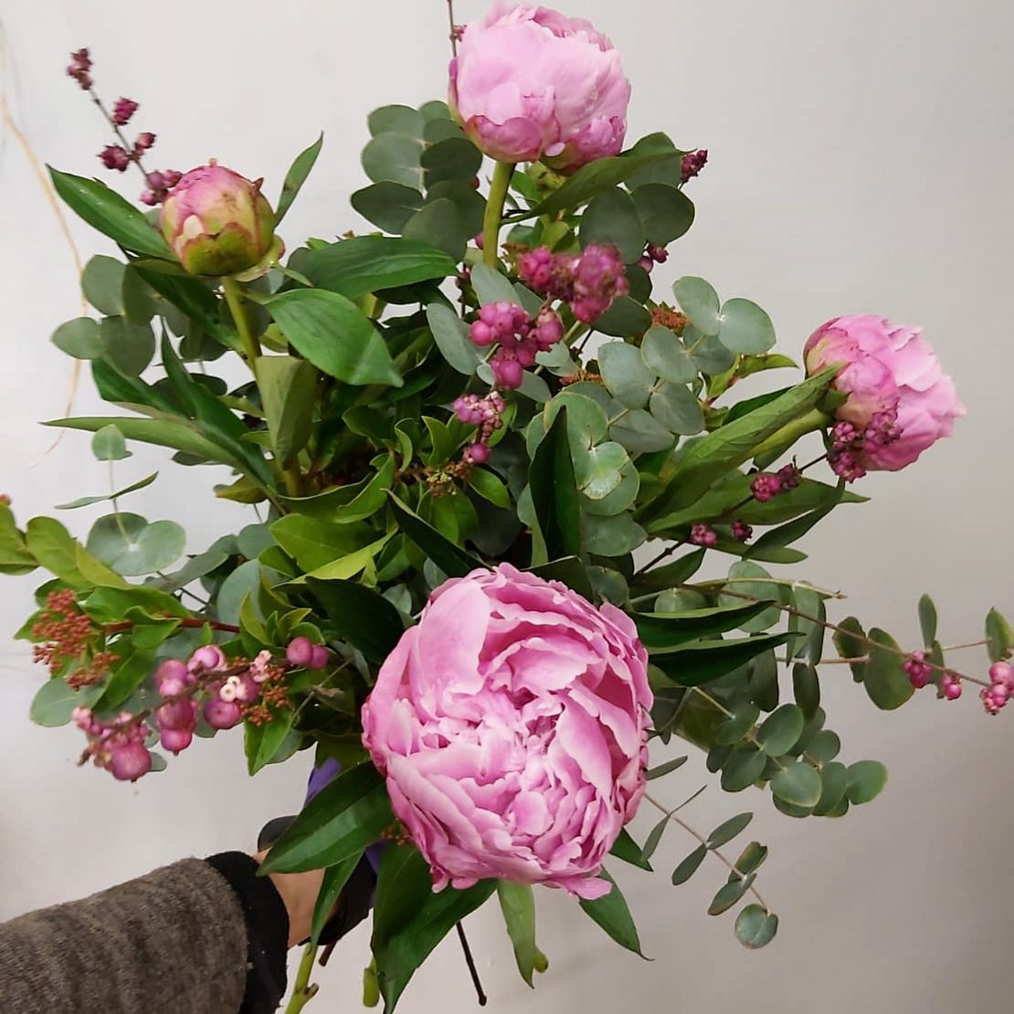 Ya vuelven las peonías 💕nos encantan combinadas con symphoricarpus ¿os gustan?