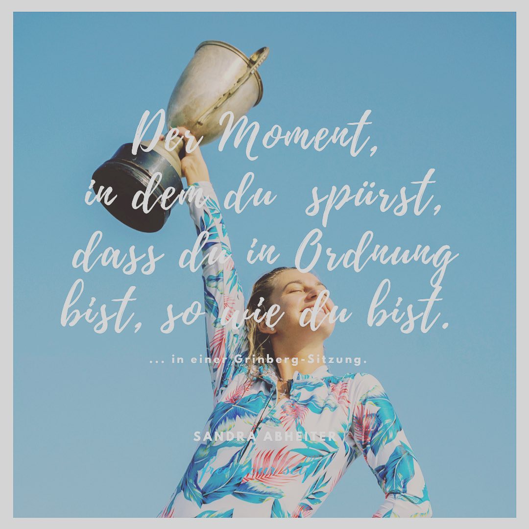 Oft glauben wir, dass wir uns verbessern müssen, nicht in Ordnung sind oder uns ändern müssen. Wir machen Neujahrs-Vorsätze oder wollen etwas loslassen. Aber was wäre, wenn wir uns nicht mehr als Mangelobjekt sehen würden? Wenn wir uns als das erkennen können was wir sind, nämlich perfekt. Wer wärst du dann?
Wie frei wärst du?
Es ist ein kleiner Shift des Blickwinkels aus dem wir uns bisher betrachtet haben, aber ein großer Schritt für ein Leben aus der Selbstliebe heraus. Das ist meine Neujahrsempfehlung! 🎉
#Grinberg #grinbergmethod #freeyourself #Selbtliebe #embodyment #loveyourself