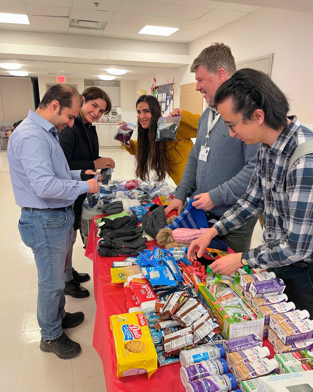 During these frigid winter days we are thinking about our unhoused neighbours and their needs. Over the holiday season donations of tuques, gloves, snacks, hygiene products and other essentials were collected at Earl Haig S.S, Mckee P.S, St. George on Yonge. Over 50 bags and 16 backpacks were put together by amazing volunteers to be given out at the Cummer Avenue Drop In for unhoused people. Some backpacks have been given to individuals on the streets and the remaining will be given out throughout the winter.
We will continue to make packages throughout the coming weeks. This was inspired by our partners at @lifespring.christianfellowship who partnered with us last year to drop off packages at the warming centre and who already delivered 200 packages this winter.
Stay warm out there!
#WeLoveWillowdale #NeighboursHelpingNeighbours #Community #NorthYork #Charity #Kindess #Winter