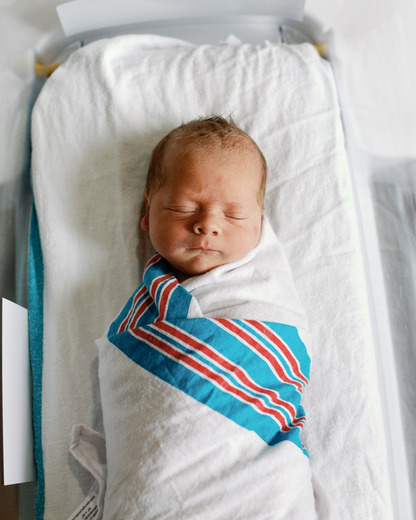 Aly texted me at 1:00 PM that her water broke, and then I got a text from Stephen at 7:00 PM that Zev was born 🥹 I was at the hospital the next morning taking photos of them and those first moments of his life. Wrinkly hands, brothers meeting their new baby, and lots of snuggles. It’s such a joy to capture things like this especially when it’s your best friends 🤍