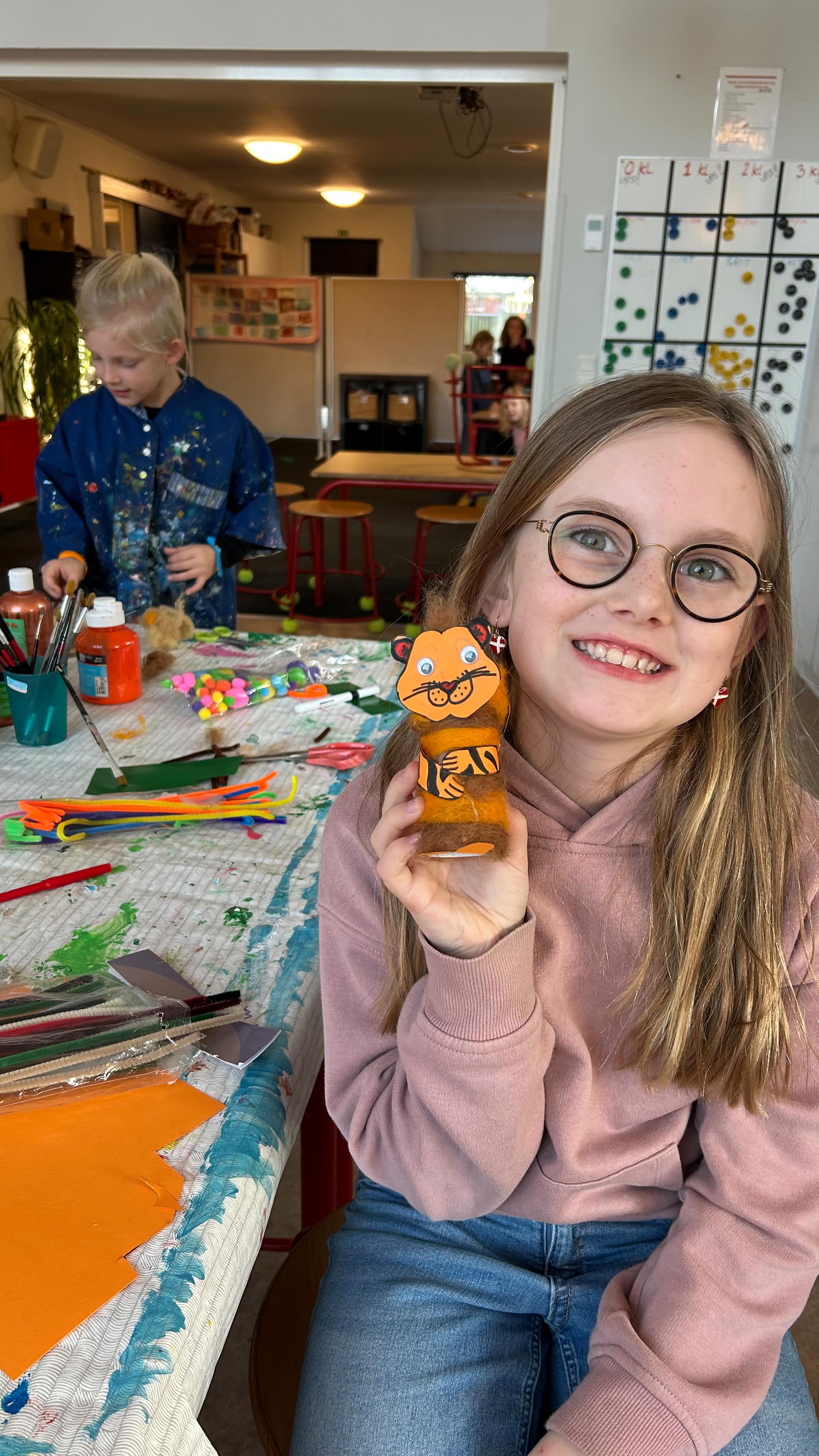 PÅ FRITID LAVER ROLLINGERNE RULLINGER 🤩🎉
Vi er netop begyndt på et projekt, hvor børnene på Fritid over de næste uger laver rullinger i lange baner 🥳
Vi har fundet lim, toiletruller, æggebakker, stof og andre fine genbrugsfund frem, og børnene har aktiveret deres fabelagtige fantasi 🤩
Det er der allerede kommet de fineste rullinger ud af 🥰💪 men samlingen kommer til at vokse!
Mens børnene laver rullinger, sidder de sammen og hjælper hinanden - mens de bl.a. taler om, hvordan rullingen er - om den er sød, modig, bange, god, ond, en dygtig gamer eller måske glad for at være ude i naturen 😃
Børnene er meget kreative og går vildt op i det 👏🏻☺️
Og vi nyder ALLE sammen, at der langsomt flytter de fineste væsener ind på Fritids hylder 🥰
#Rullinger #Fritid #Krea #herningfriskole #etgodtstedatlæreværeogvokse