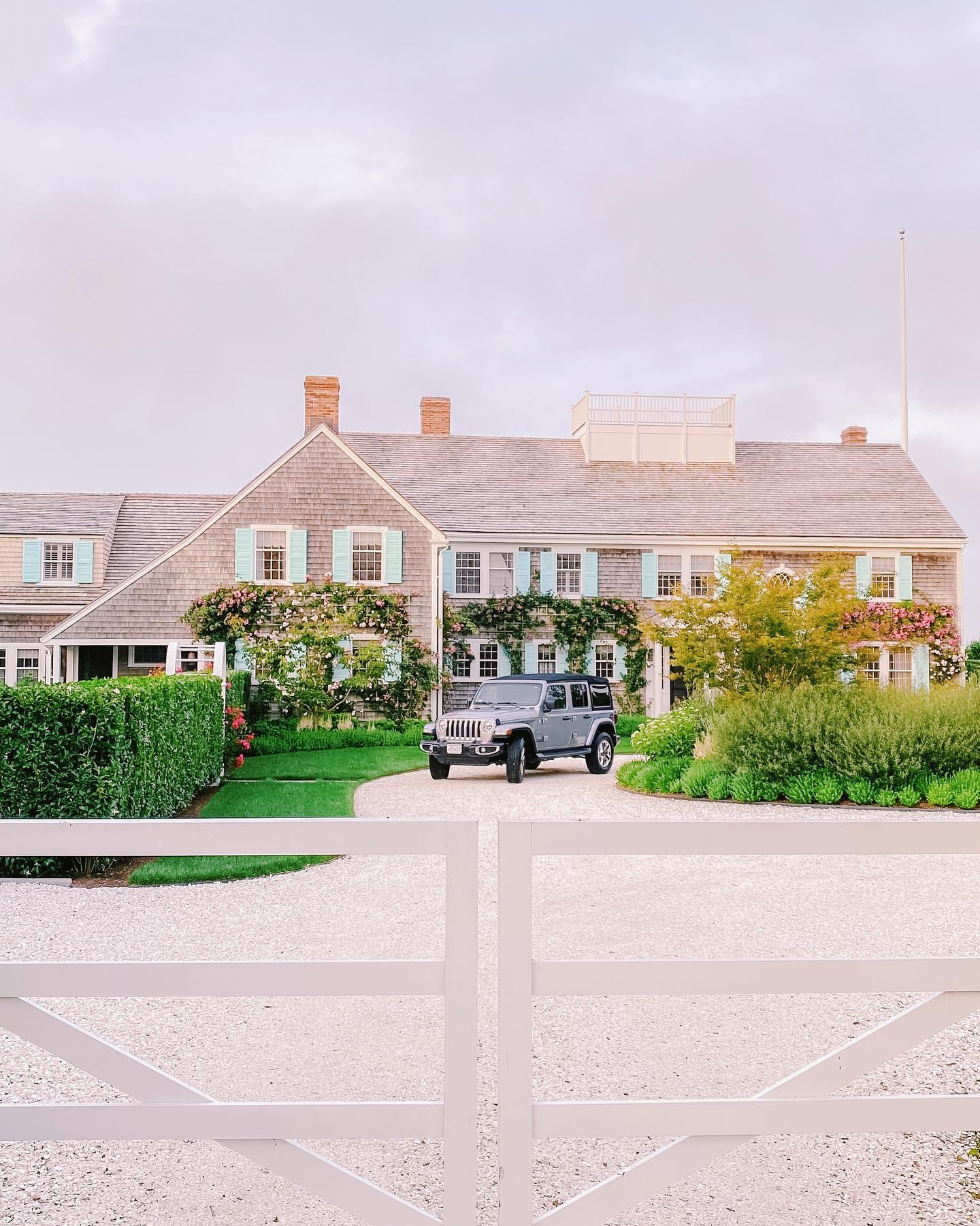Adds blue shutters to dream home list. 📝
#nantucket #seaworthynantucket #housegoals #stepsbeach #ack #blueshutters