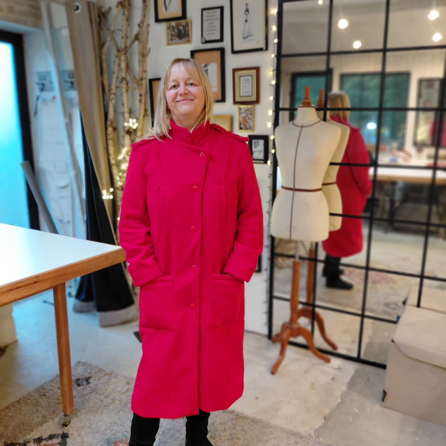 Alors là, c est le summum, Linda nous a crée ce magnifique manteau en laine TOUTE SEULE, sans l aide de son professeur adoré, c est remarquable.Bravo