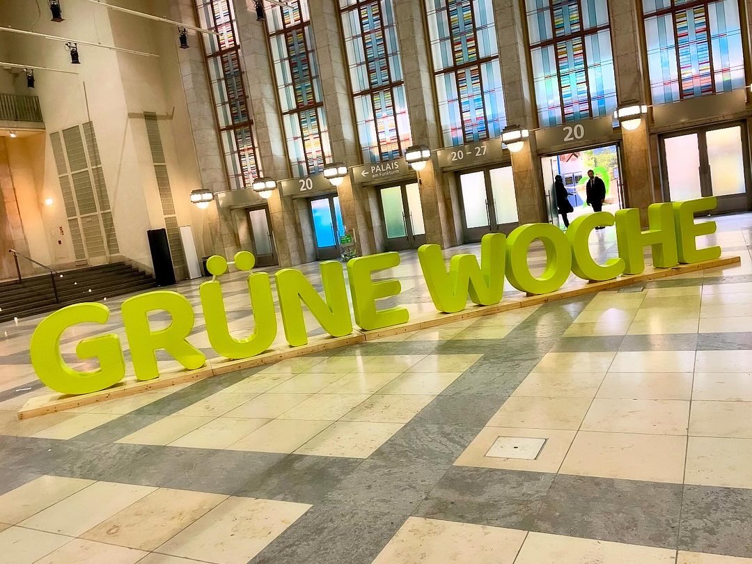 #Cheers 🥳 die #GrüneWoche feiert in diesem Jahr ihren 100. Geburtstag 💚
Grund genug, #Senf, #Nudeln und vor allem jede Menge #Eierlikör einzupacken, um in #Berlin tüchtig mitzufeiern & gemeinsam darauf anzustoßen! 🥂
Ganz nebenbei haben wir zusammen mit anderen #Bioland-Partnern die #Vielfalt des ökologischen Landbaus und der ökologischen Lebensmittelwirtschaft in #Niedersachsen repräsentiert: transparente #Wertschöpfungsketten, leckere #Kostproben, spannendes #Wissen, Bio-Pioniere & neue Generationen aus #Landwirtschaft, Verarbeitung und Handel - all das an einem Stand gebündelt begreif- & erlebbar 🤗 #daswarschön