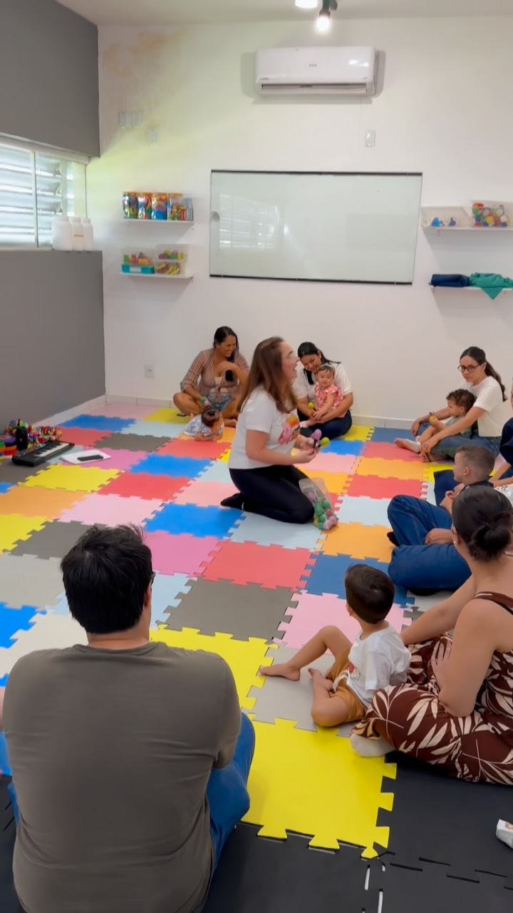 Na Bravo Academia de Música, a musicalização infantil não é recreação.
É um trabalho pensado, estruturado e fundamentado no desenvolvimento infantil.
Cada proposta é construída para estimular atenção, linguagem, escuta, movimento e vínculo, respeitando o tempo de cada criança e a forma como o cérebro aprende.
Musicalização exige intenção, formação e responsabilidade.
E é assim que a Bravo cuida, ensina e transforma.
#vemprabravo