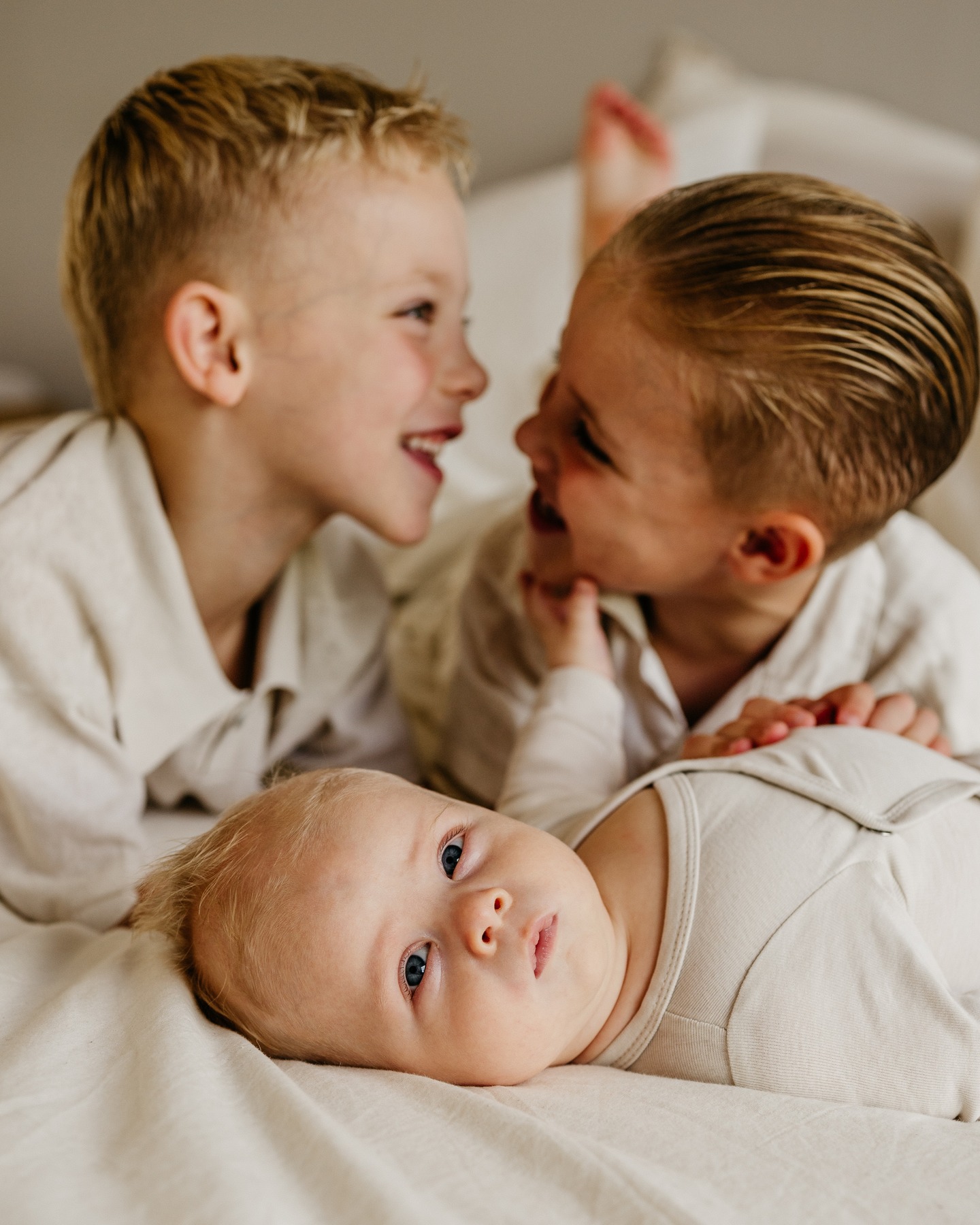 Zoveel liefde voor hun kleine broertje ๐งธ๐ค
--------
#lifestylefotografie #newborn #newbornfotografie #brothers #familyof5 #gezinsfotografie #gezinsfotograaf #fotograaflimburg #fotograafroermond #sunday
#gwennfotografie #lifestylephotographer #family #familyphotographer