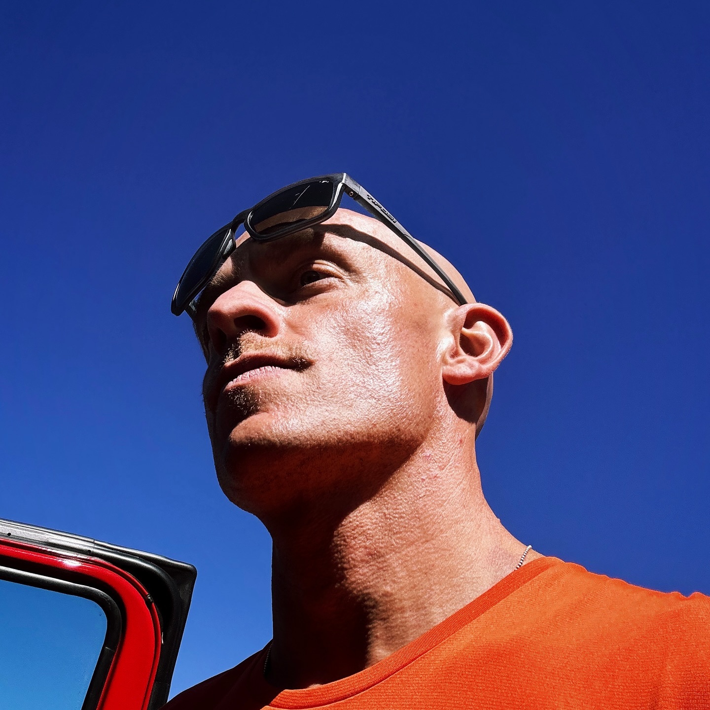 Between the sea of blue sky and orange of the performance t-shirt - a bundle of perfect imperfections 🤓🙃🫠 Captured here is my post-adventure high after a stunning hike topped by a quick jog through#BryceCanyon! #HikeAndRun #NatureTherapy #GetOutAndExplore #JasiuMissesBabounet