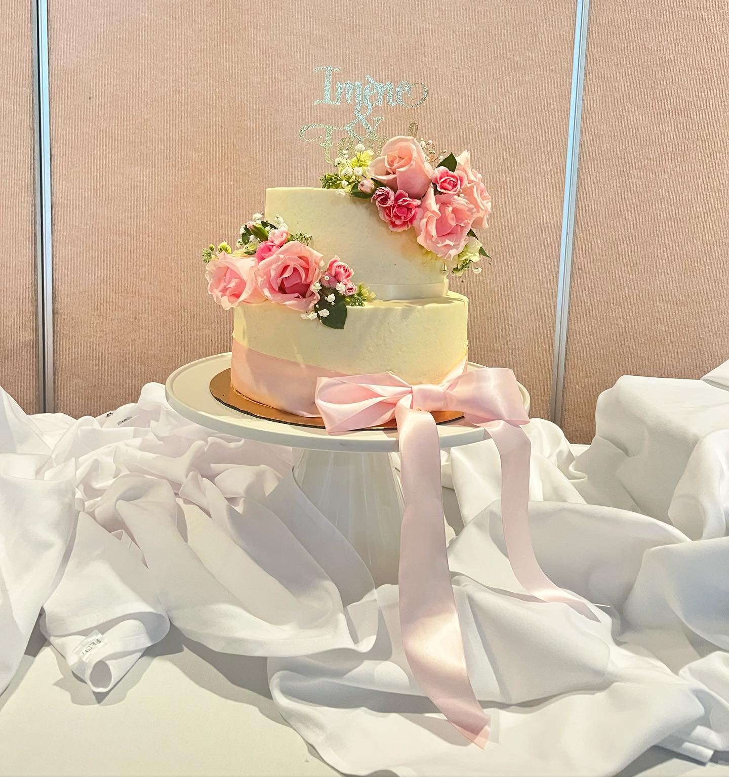 Name me a better combo than cake and fresh florals 🎀