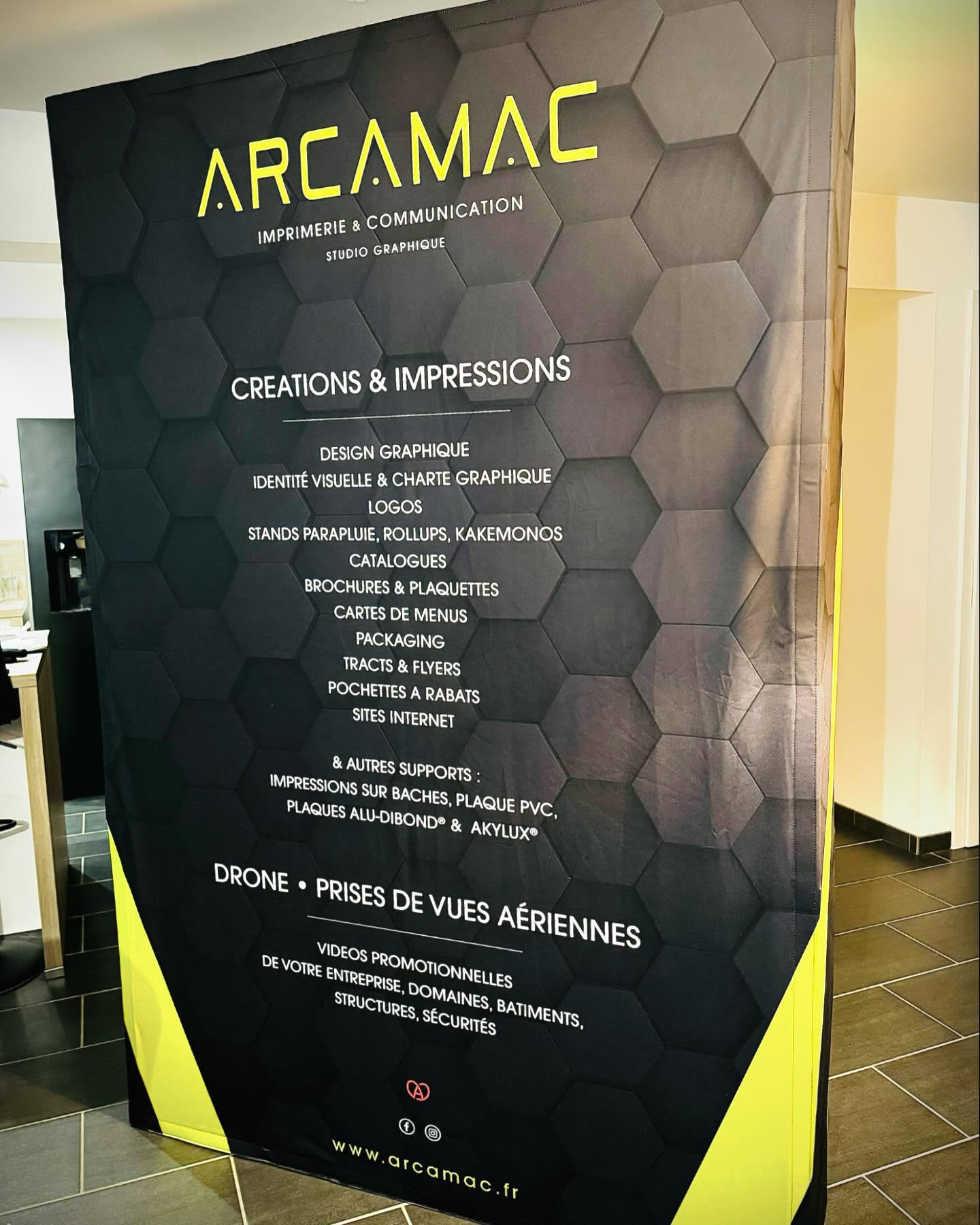 STAND TISSU TENDU DROIT POUR VOS SALONS PROFESSIONNELS.
L’impact visuel est garanti et les finitions d’angles parfaites.
L’impression est faite en sublimation sur une toile, et en cas de changement de visuel, il suffit simplement de ré-imprimer juste la toile.
Celle-ci est directement scratchée avec un velcro sur la structure afin de bien tendre la toile, et peut-être, si besoin, repassable grâce à un défroisseur manuel. La structure se déploie en quelques secondes et devient invisible grâce aux retours gauche et droit.
les tailles :
1x3m
2x3m
3x3m
4x3m
5x3m
#standpro #standparapluie #standtissu #event #evenements #événement #standtoile #imprimeurs #salonsprofessionnels #salonsprofessional