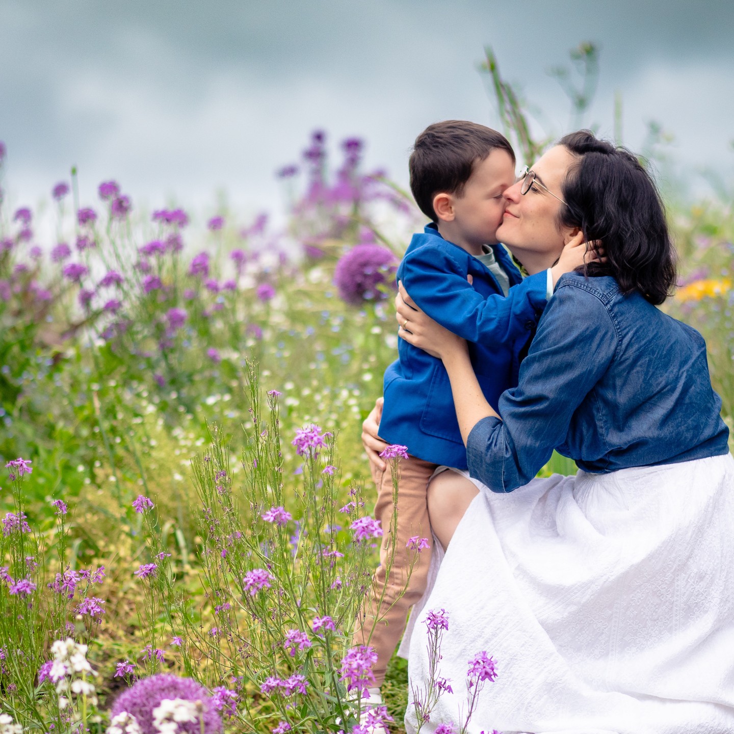 Je craque complètement quand après une séance photo je (re)découvre des images comme celle-ci. 🤗
Mon métier n’est pas seulement de réaliser de belles images, c’est aussi de saisir ces moments entre vous, qui mettent en lumière les liens qui vous unissent.
C’est vous permettre de revivre les émotions qui font du bien et de vous permettre de voir en image toute la douceur que vous partagez avec vos enfants. ❤️ Ce sont de fabuleux souvenirs pour toute la famille
👉🏻 Pour réserver votre séance : www.brin-de-lune.fr ou par message privé
👉🏻 Tarifs qui s’adaptent à votre budget et à vos envies.
#photographenantes #ideecadeau #photographefamillenantes #photodefamille