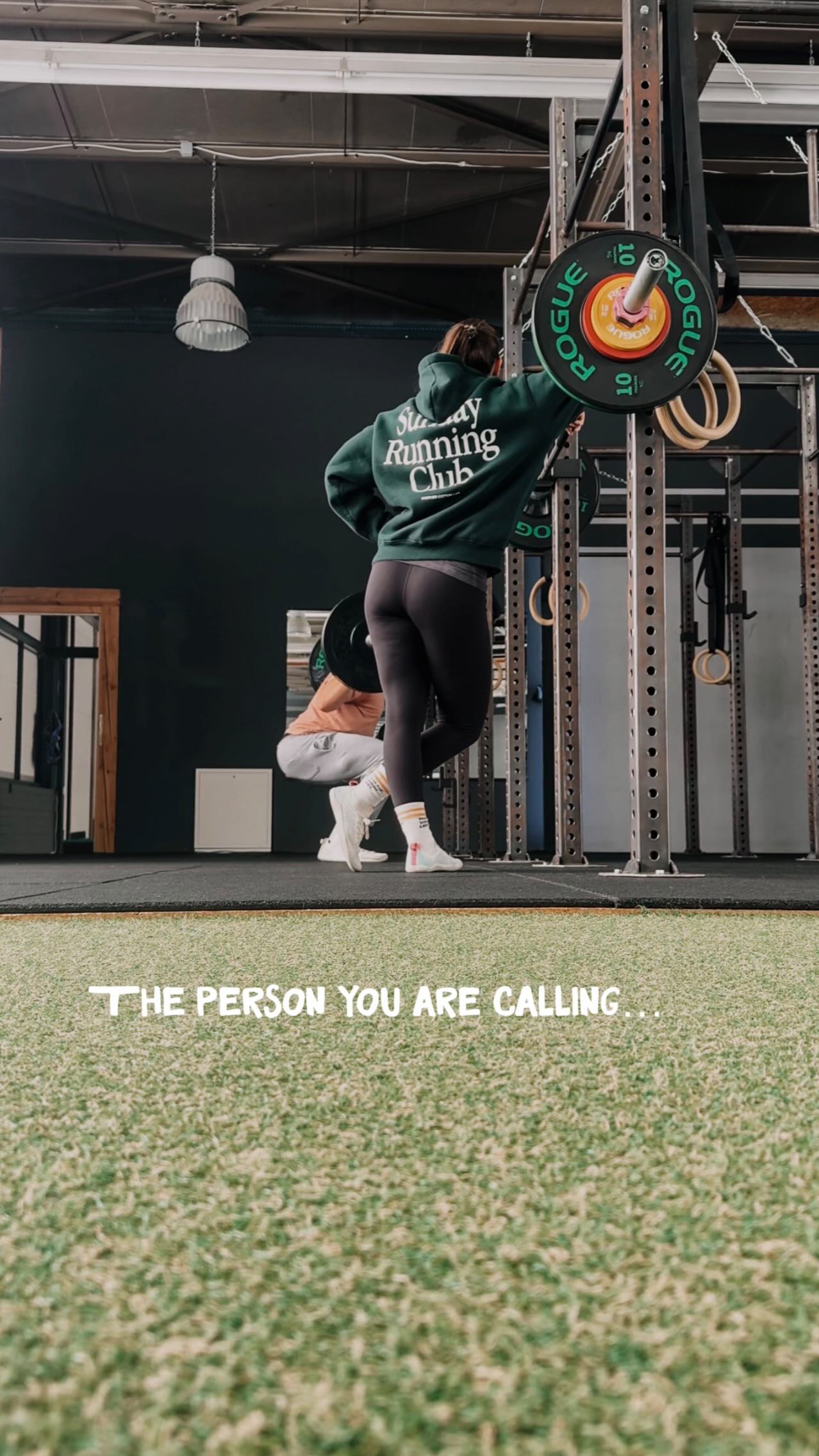 Du wartest auf eine Antwort von mir?
Dann liegt es daran, dass ich mir Priorität einräume. Meinem Nervensystem, meiner mentalen Gesundheit, meinem Körper - mir! Das hat nichts mit dir zutun! Ich freue mich über jede Nachricht, über jede Mail, über jeden Kontakt, doch es gibt ein großes ABER…
Ich war jahrelang krank. Habe nur für andere funktioniert.
Habe direkt reagiert. War immer abrufbereit.
War immer präsent und immer da.
Bis ich nicht mehr konnte und mein Körper „STOPP!!!“ gesagt hat.
Zwei Jahre lang ging gar nichts.
Kein Sport, keine Bewegung - nur Schmerzen und Erschöpfung!
1.000 Arztbesuche, Osteopathen und Heilpraktikertermine…keiner wusste was los war und wo der Anfang oder das Ende war.
Ich musst es schmerzhaft lernen.
Daher kann ich nur sagen - ändere etwas, bevor dein Körper oder Geist so laut schreien muss, dass du keine andere Wahl hast. Ja, es ist nicht immer leicht sich Zeit zu nehmen und freizuräumen. Es geht auch nicht immer um viel. Aber es geht hier bei um dich!!!
Was ist das schon für ein Leben, wenn wir keine Zeit für uns selbst haben und immer nur funktionieren? Funktionieren wir, um zu Leben oder leben wir, um zu funktionieren?
Du entscheidest.
Wähle weise!
Ich freue mich, wenn du hier bleibst und mir folgst @denise.madeleine.mueller - für mehr Selbstliebe, Fürsorge und Achtsamkeit 🤍