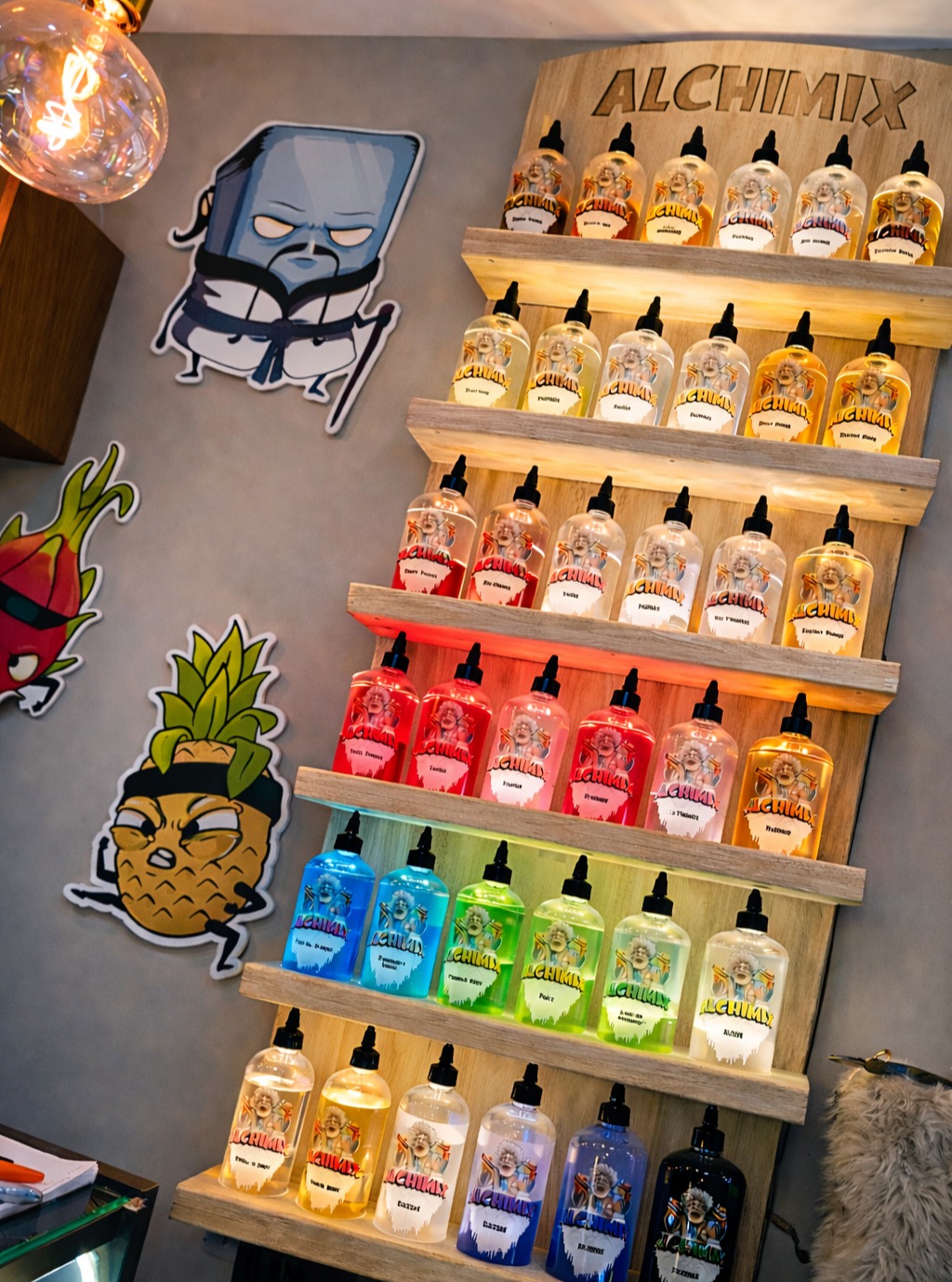 🧪✨ ALCHIMIX – L’ALCHIMIE DE TES ENVIES ✨🧪
Ici, c’est toi le maître des goûts.
Tu veux du sucré, du gourmand, du frais, du bonbon, du fruité, ou un mélange totalement fou ?
👉 On crée TON e-liquide, sur mesure.
🍓🍬🍦❄️
Chez ALCHIMIX, on mélange, on dose, on ajuste jusqu’à ce que ce soit exactement comme tu l’aimes.
Une envie précise ? Une idée bizarre ? Un mix jamais vu ?
👉 On dit oui.
📦 Formats disponibles
🔹 50 ml
🔹 100 ml
🎁 OFFRE DINGUE
👉 2 achetés = le 3ᵉ OFFERT 😱🔥
Parce que quand on aime… on ne compte pas.
🌈 Il y en a pour TOUS les goûts
🍭 Bonbon régressif
🍰 Gourmand ultra rond
🍋 Fruité explosif
❄️ Frais qui claque
🍯 Doux, sucré, intense ou équilibré
🧙♂️ ALCHIMIX, ce n’est pas un simple e-liquide.
C’est une expérience, une création, une signature.
Chaque flacon est une potion, chaque mélange une recette secrète.
💥 Tu imagines.
🧪 On alchimise.
😍 Tu vapotes.
👉 ALCHIMIX – transforme tes envies en saveur.
🔥🧪💨